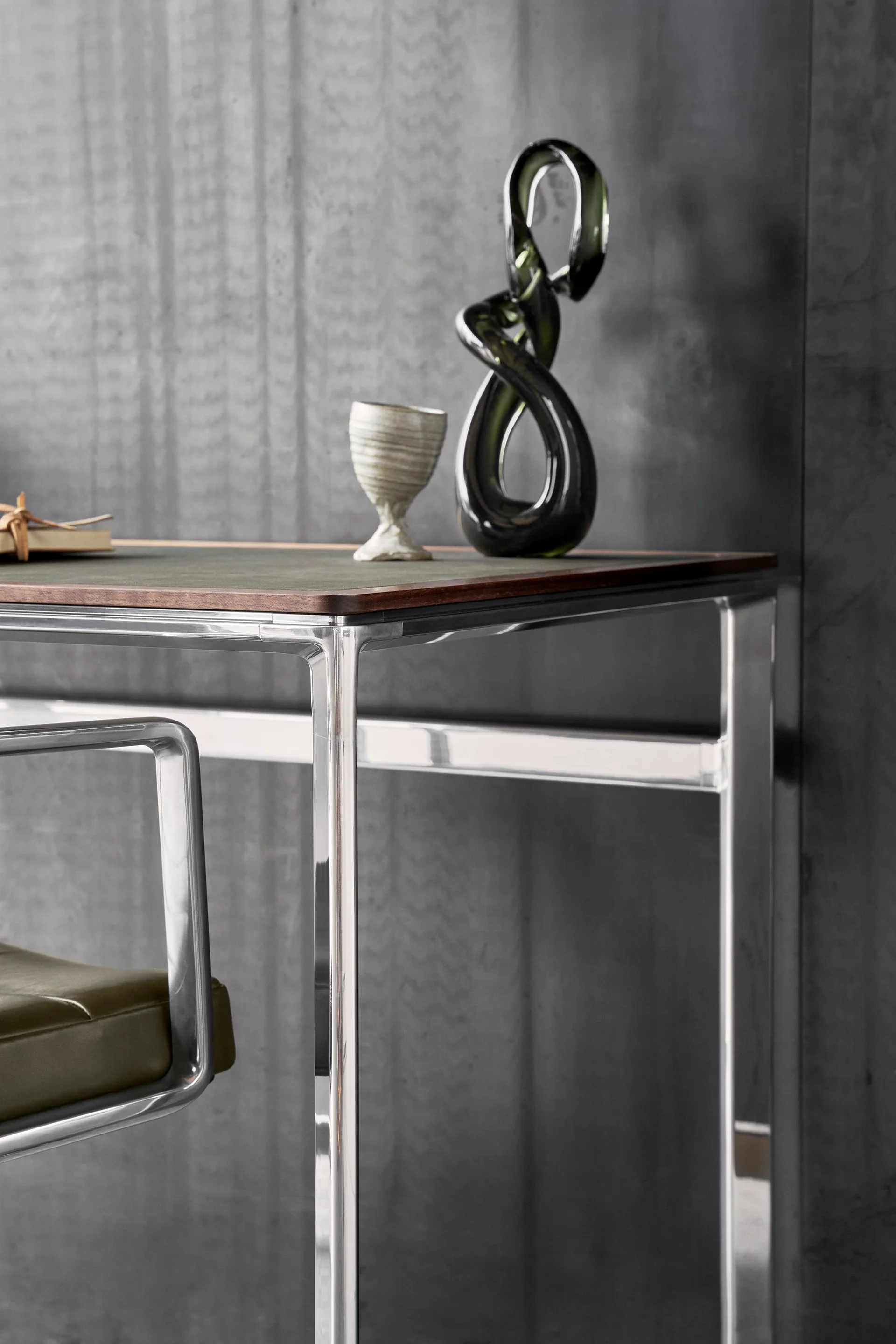 Biurko STUDIO zielony skórzany blat z orzechową ramą i aluminiową podstawą - Image 2