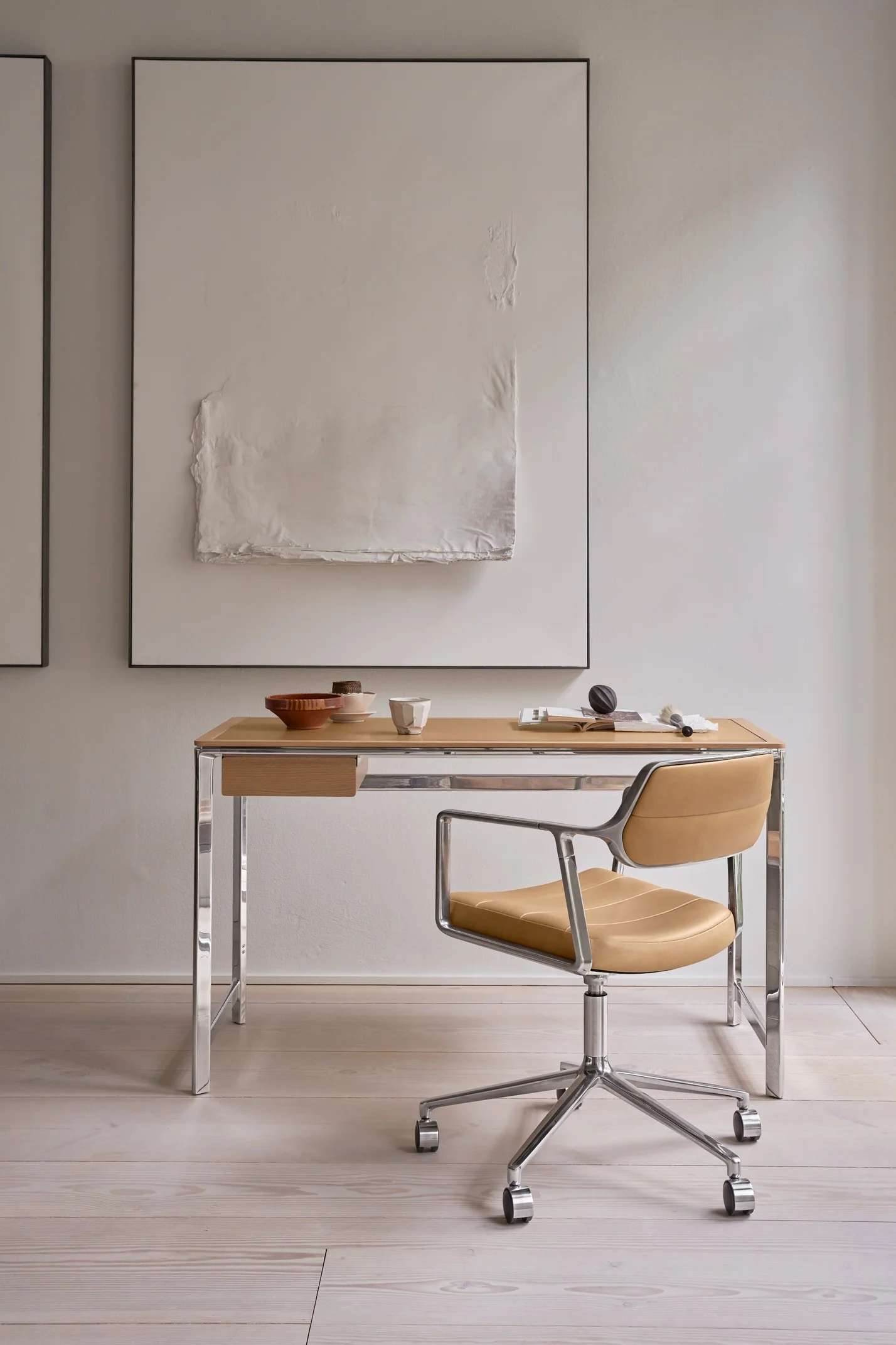 Biurko STUDIO kamelowy skórzany blat z dębową ramą i aluminiową podstawą - Image 2