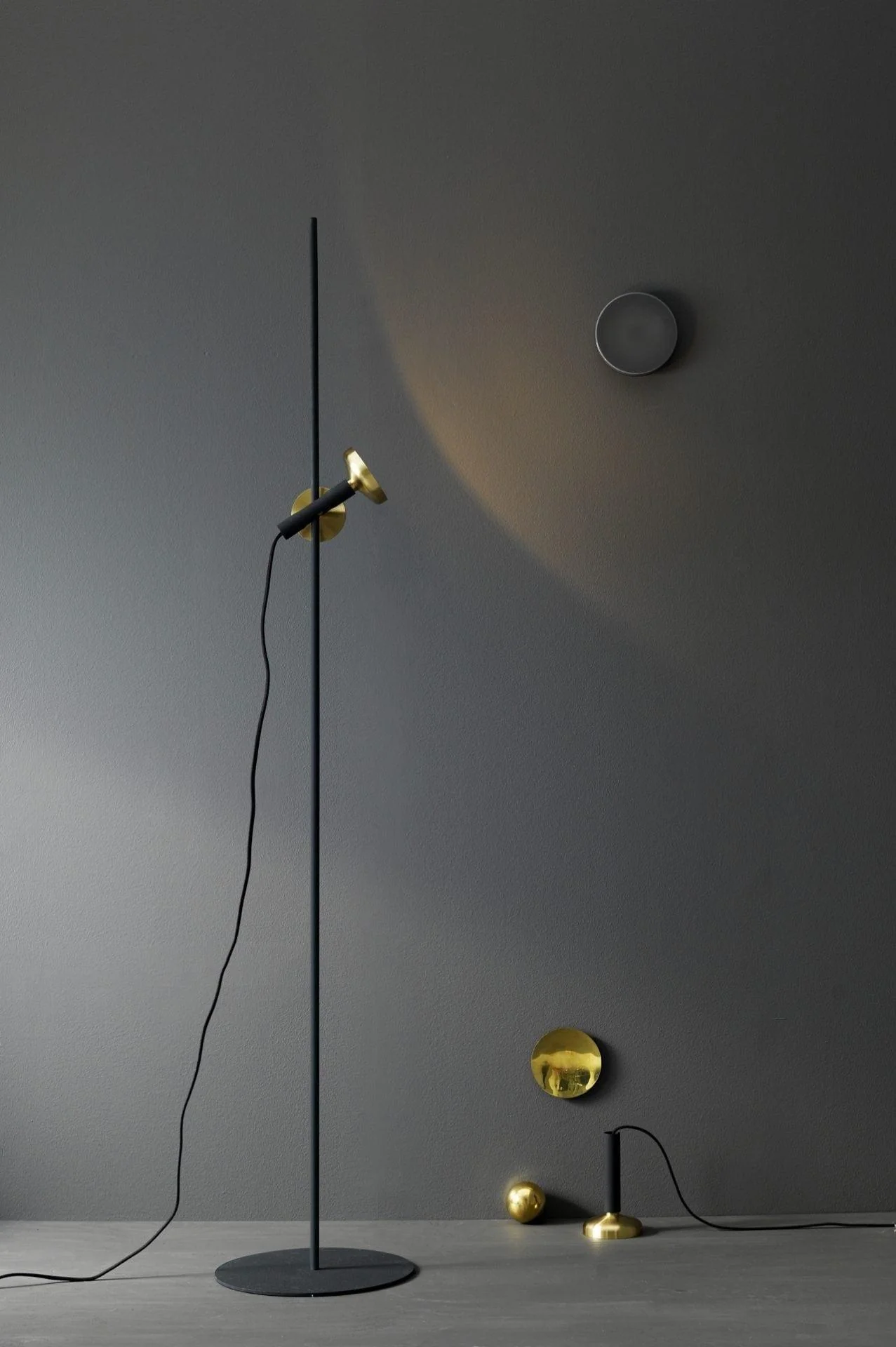 Lampa podłogowa BLEND biały z mosiężnym wykończeniem - Image 2