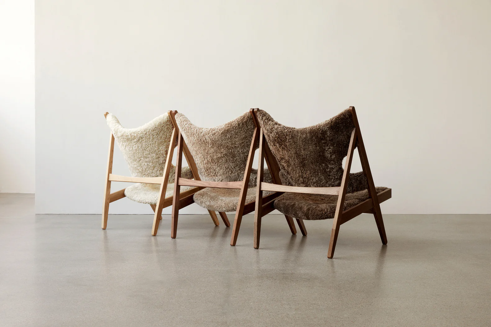 Fotel KNITTING brązowa skóra owcza z orzechową podstawą - Image 14