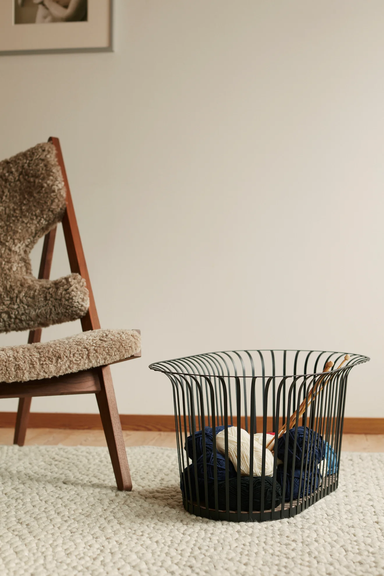 Fotel KNITTING brązowa skóra owcza z orzechową podstawą - Image 9