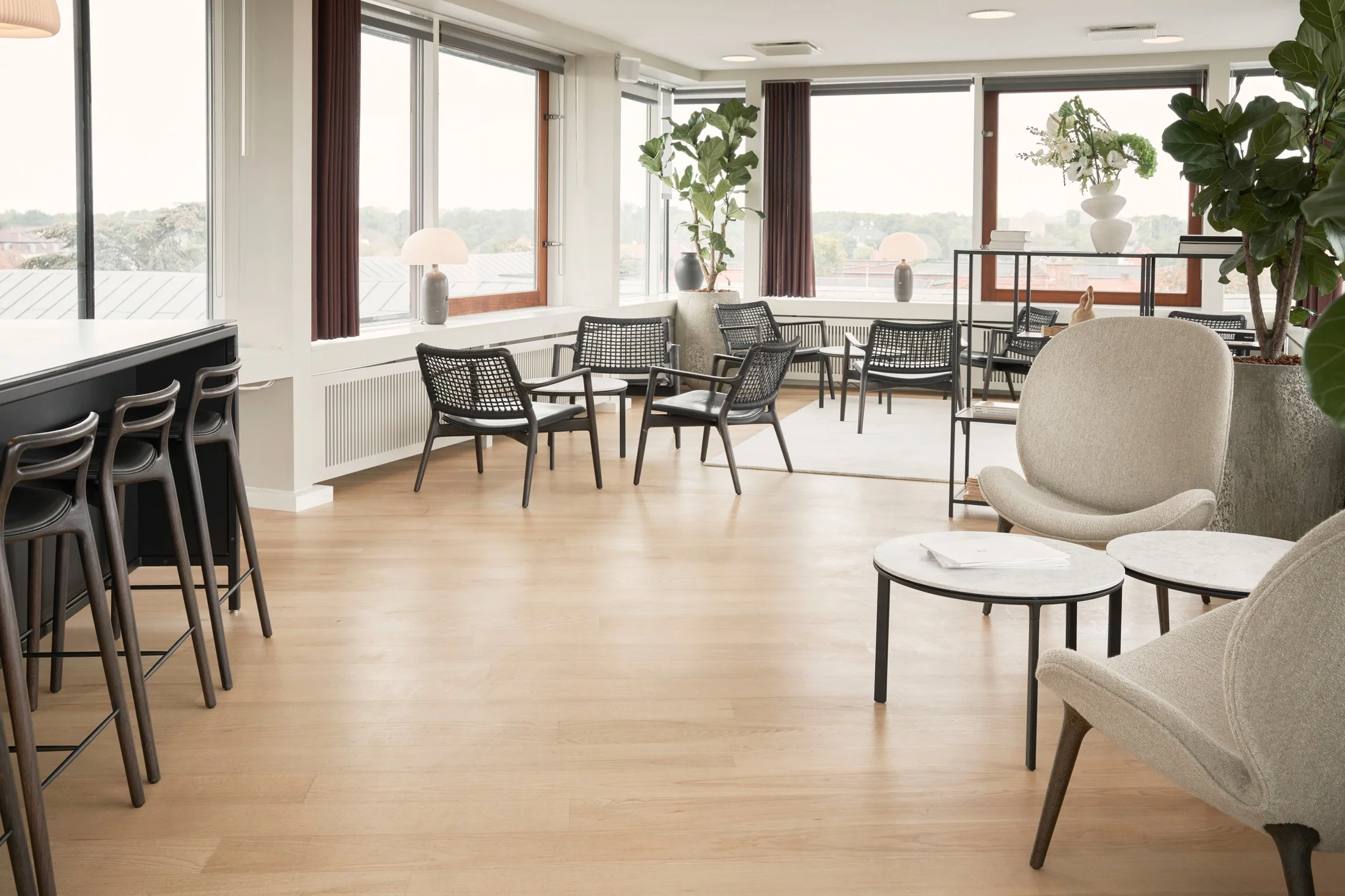 Fotel LODGE brązowy baranek z ciemną dębową podstawą - Image 15