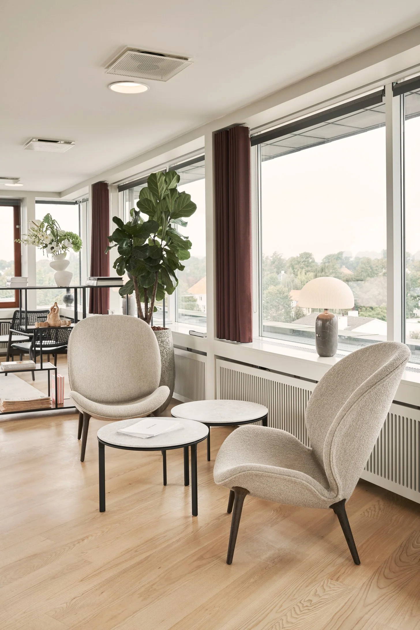 Fotel LODGE brązowy baranek z ciemną dębową podstawą - Image 7