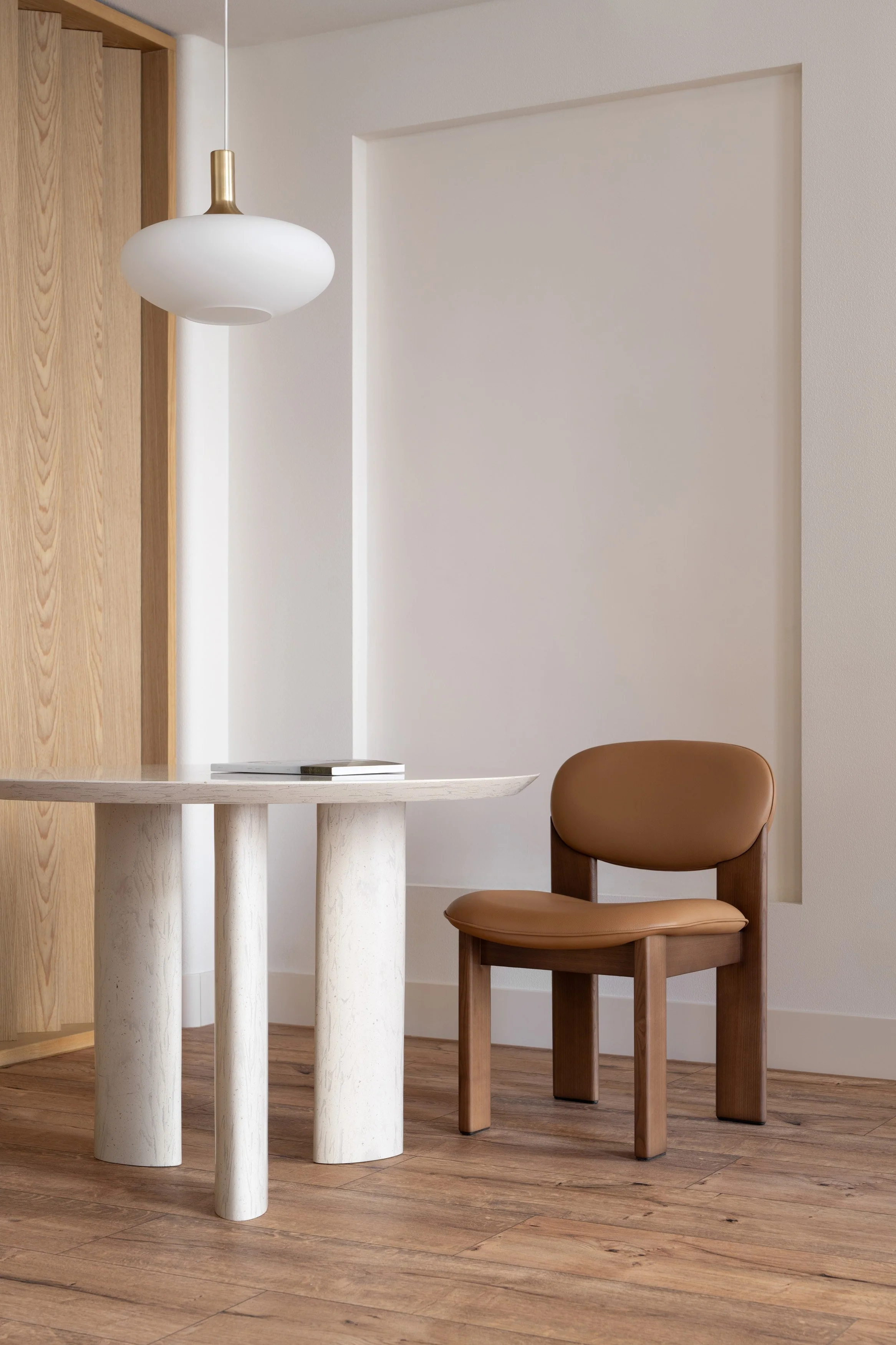 Krzesło ARCHIPEN tapicerowane z brązową jesionową podstawą - Image 7