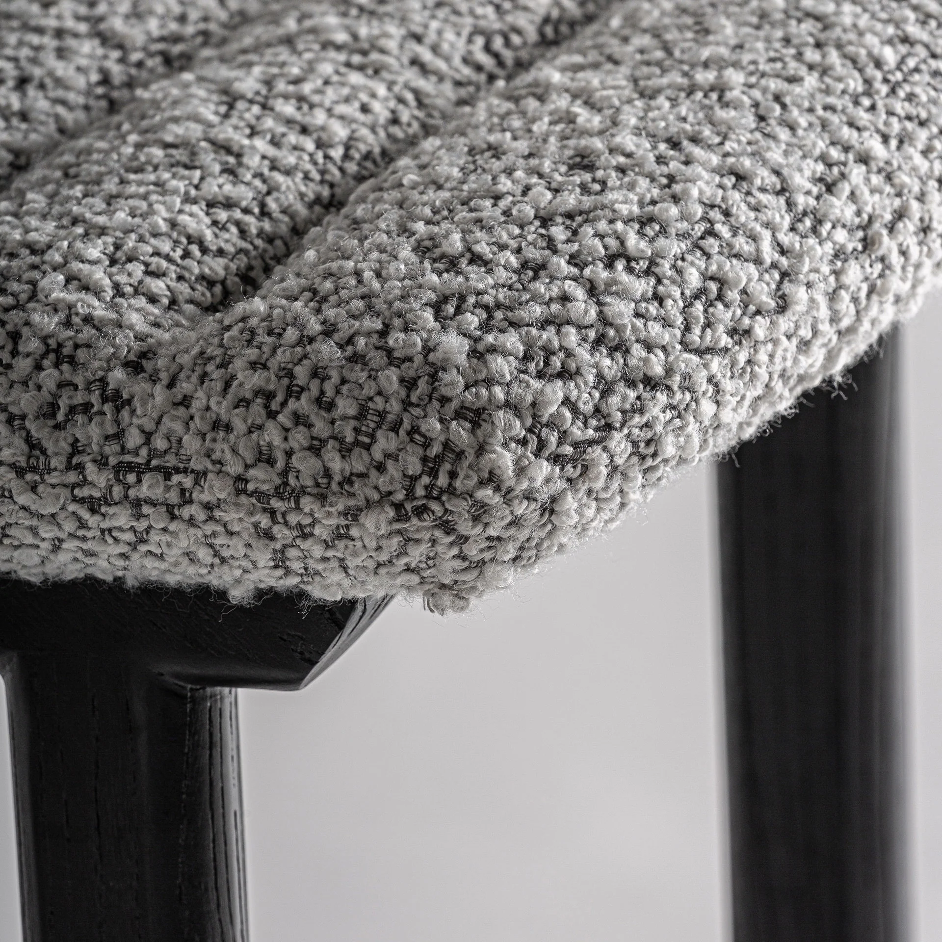 Krzesło barowe JACQUARD szary z czarną wiązową podstawą - Image 4