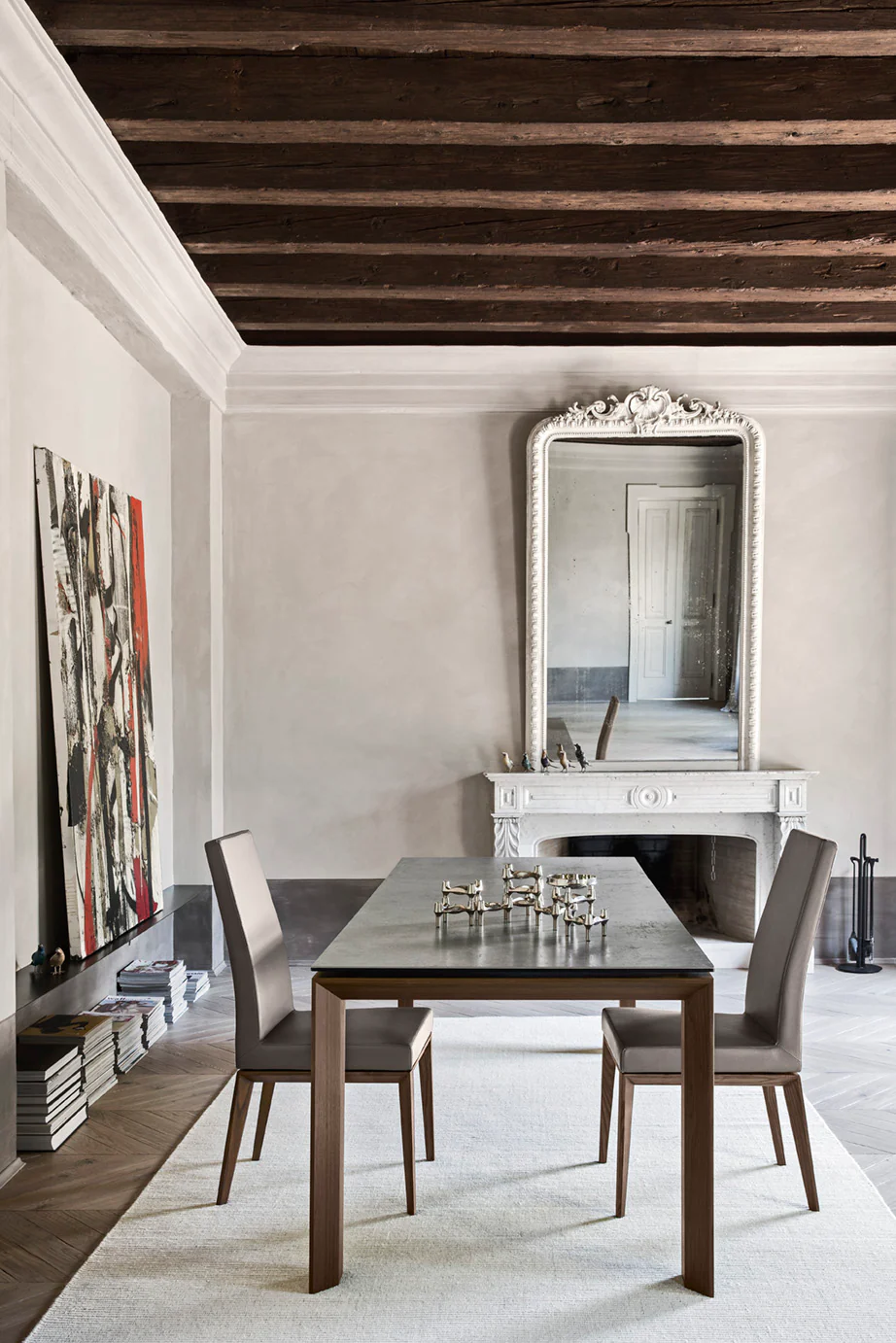 Krzesło BESS tapicerowane z ciemną drewnianą podstawą - Image 5