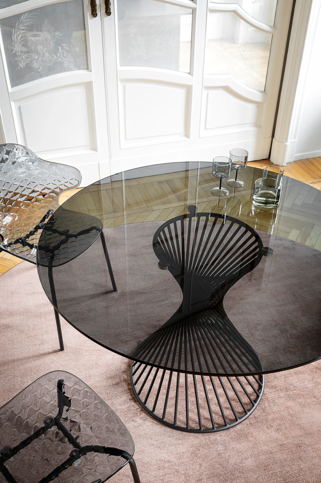 Krzesło SAINT TROPEZ różowe siedzisko ze złotą metalową podstawą - Image 5