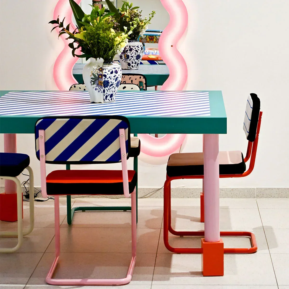 Krzesło barowe SUPERSTOOL BLUE STRIPES czerwony z różową podstawą - Image 3