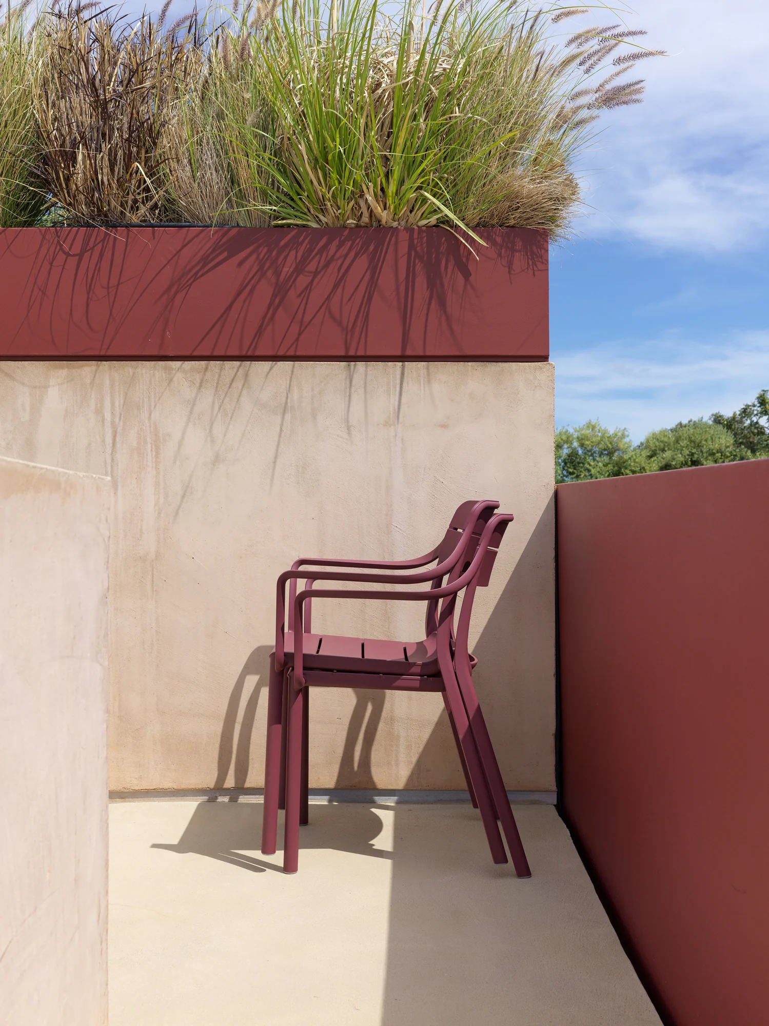 Krzesło zewnętrzne z podłokietnikami CASSIA beżowy - Image 4
