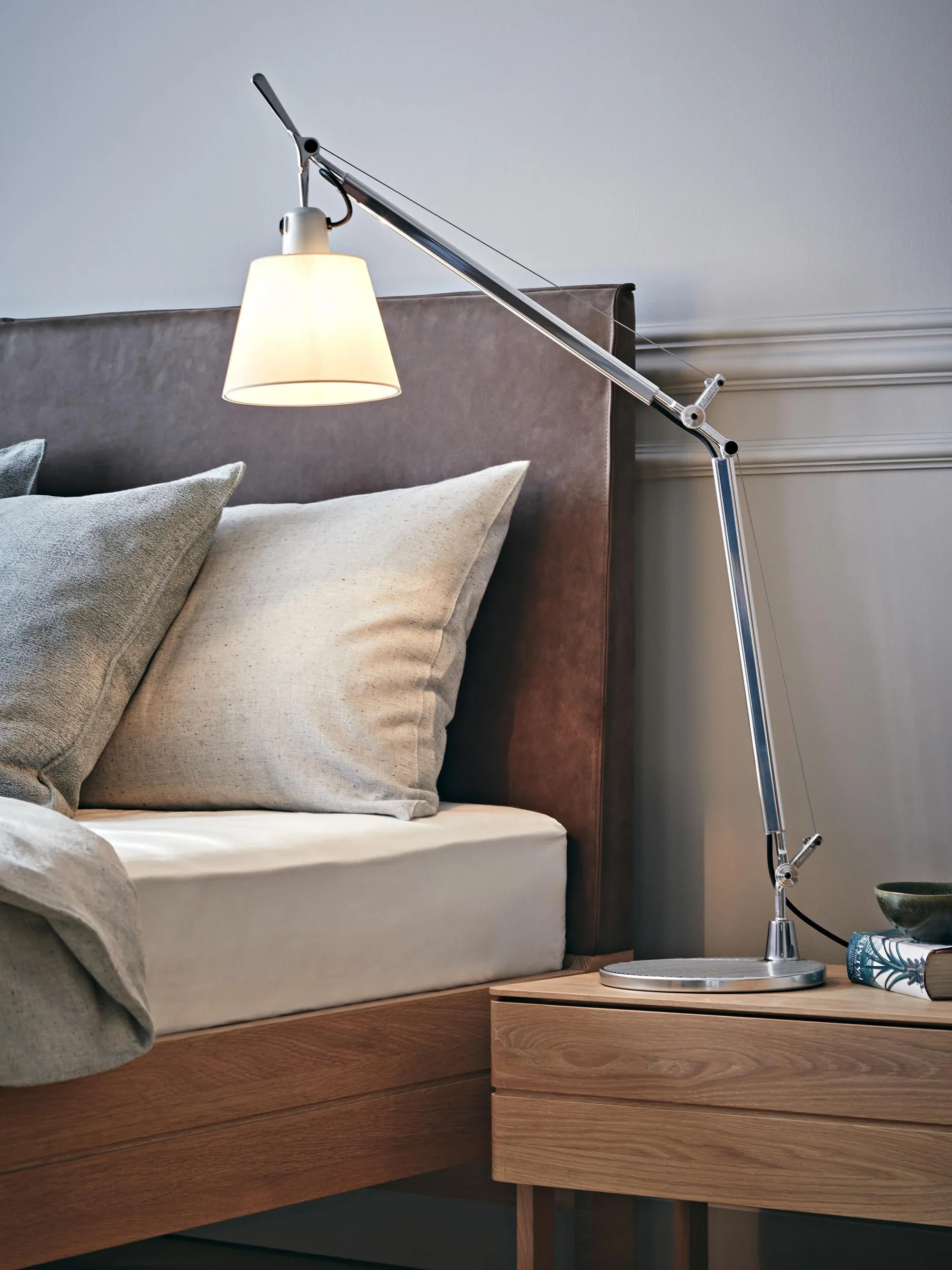 Lampa biurkowa regulowana TOLOMEO BASCULANTE pergaminowy klosz ze srebrną podstawą - Image 2