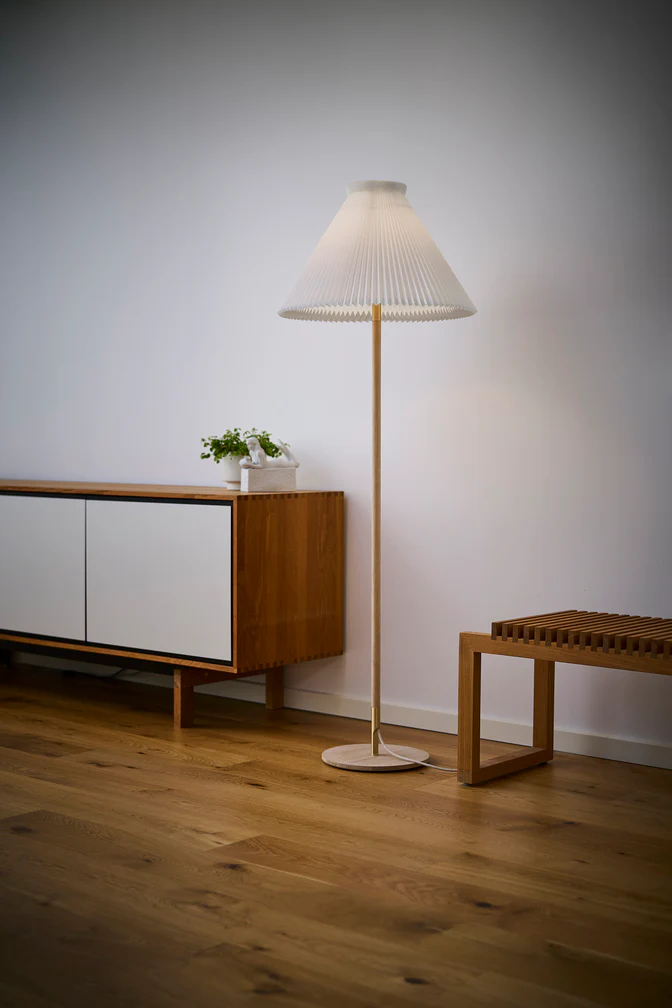 Lampa podłogowa MODEL 328 LK 80 biały z jasną dębową podstawą - Image 2