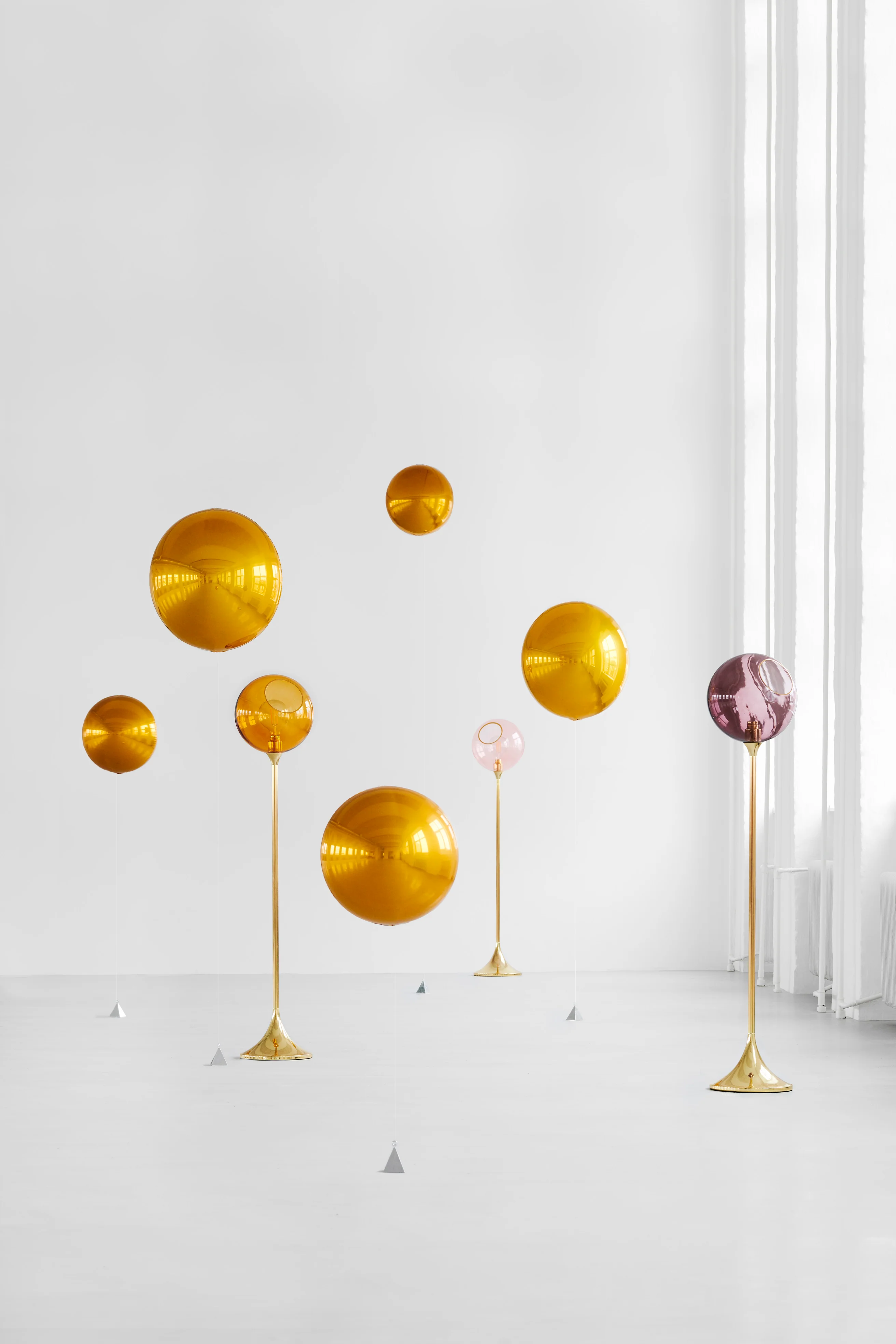 Lampa podłogowa BALLROOM bursztynowy ze złotą podstawą - Image 2