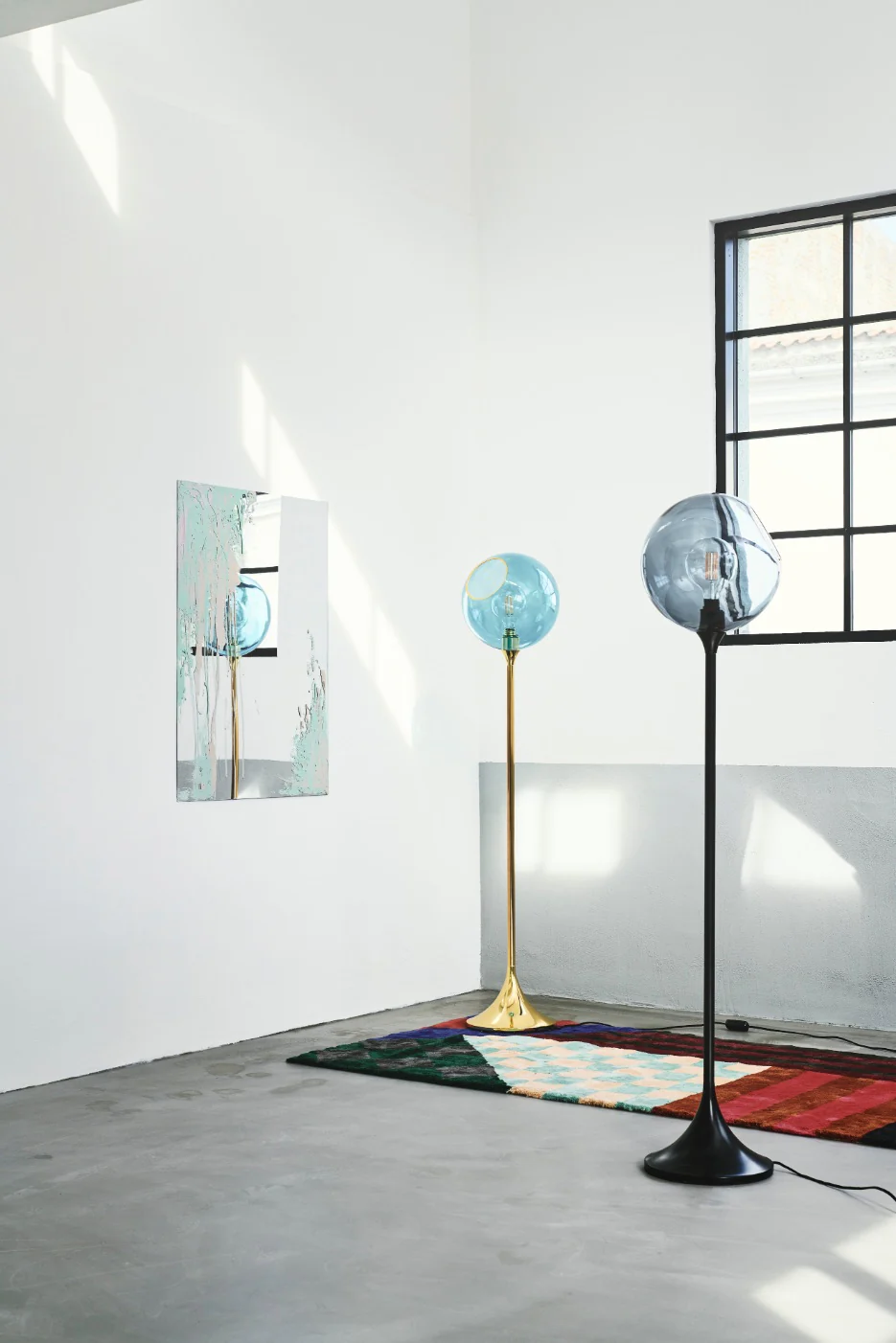 Lampa podłogowa BALLROOM dymiony z czarną podstawą - Image 2