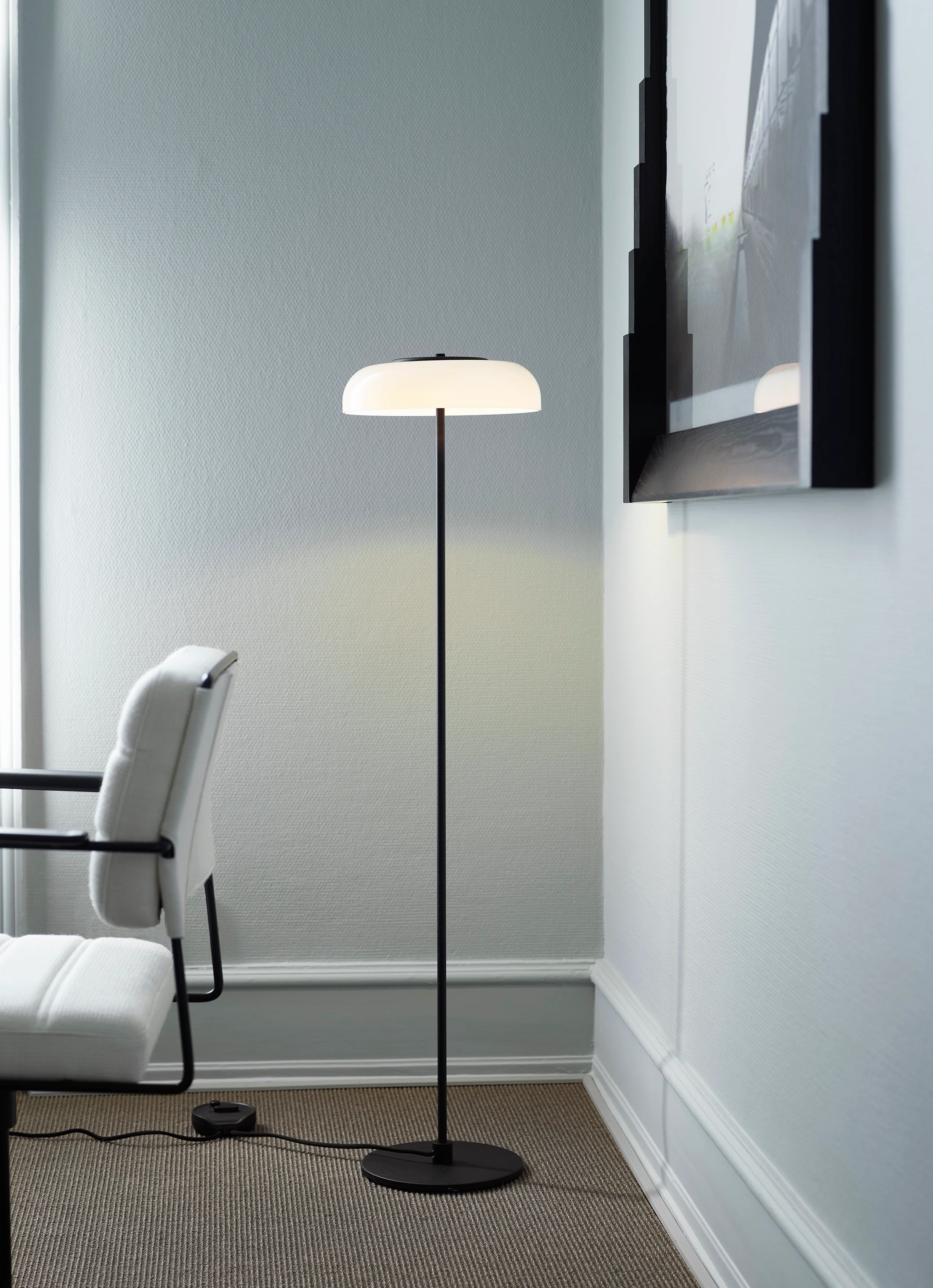 Lampa podłogowa BLOSSI czarny z opalowym szkłem - Image 2