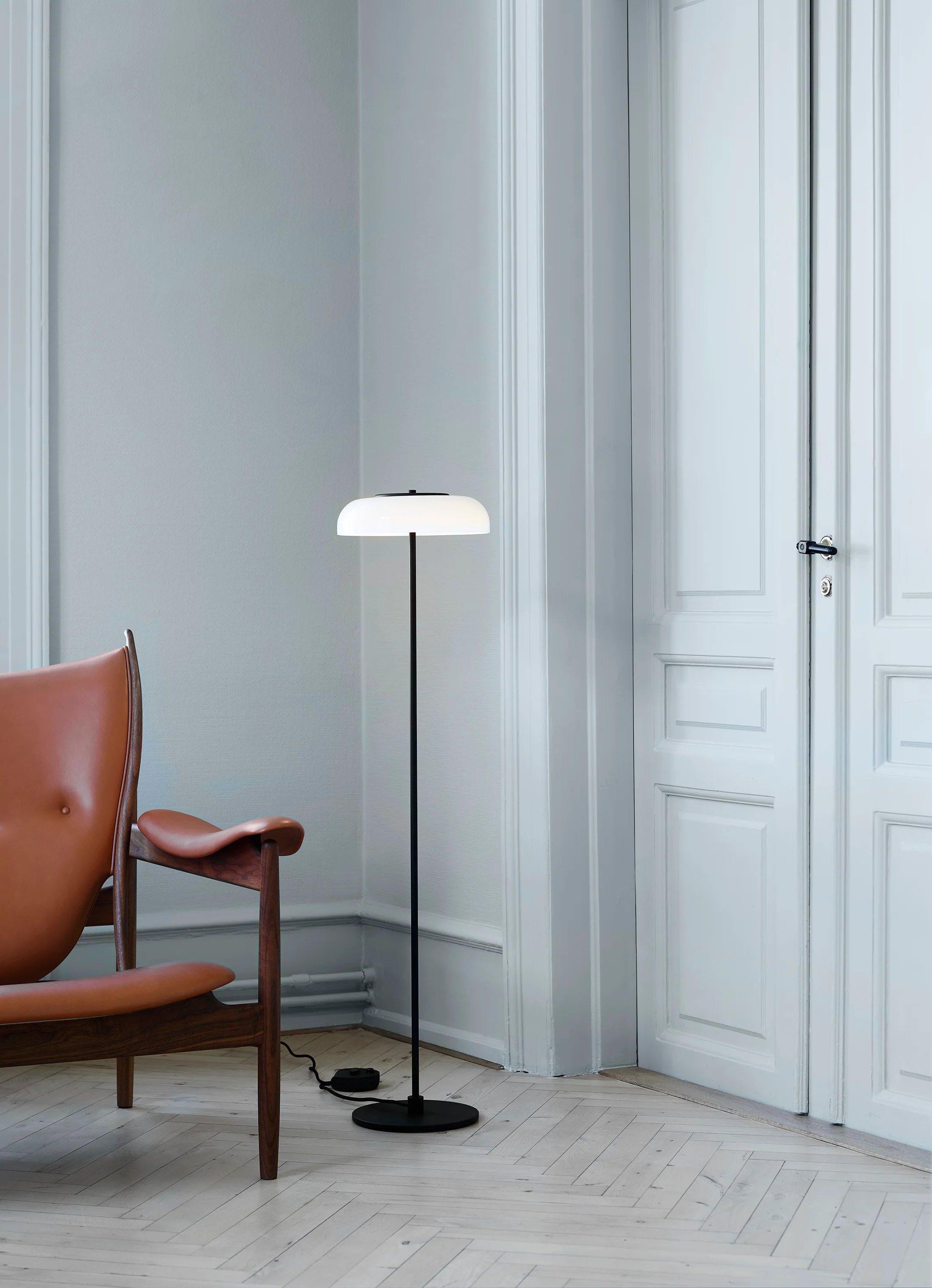 Lampa podłogowa BLOSSI czarny z opalowym szkłem - Image 9