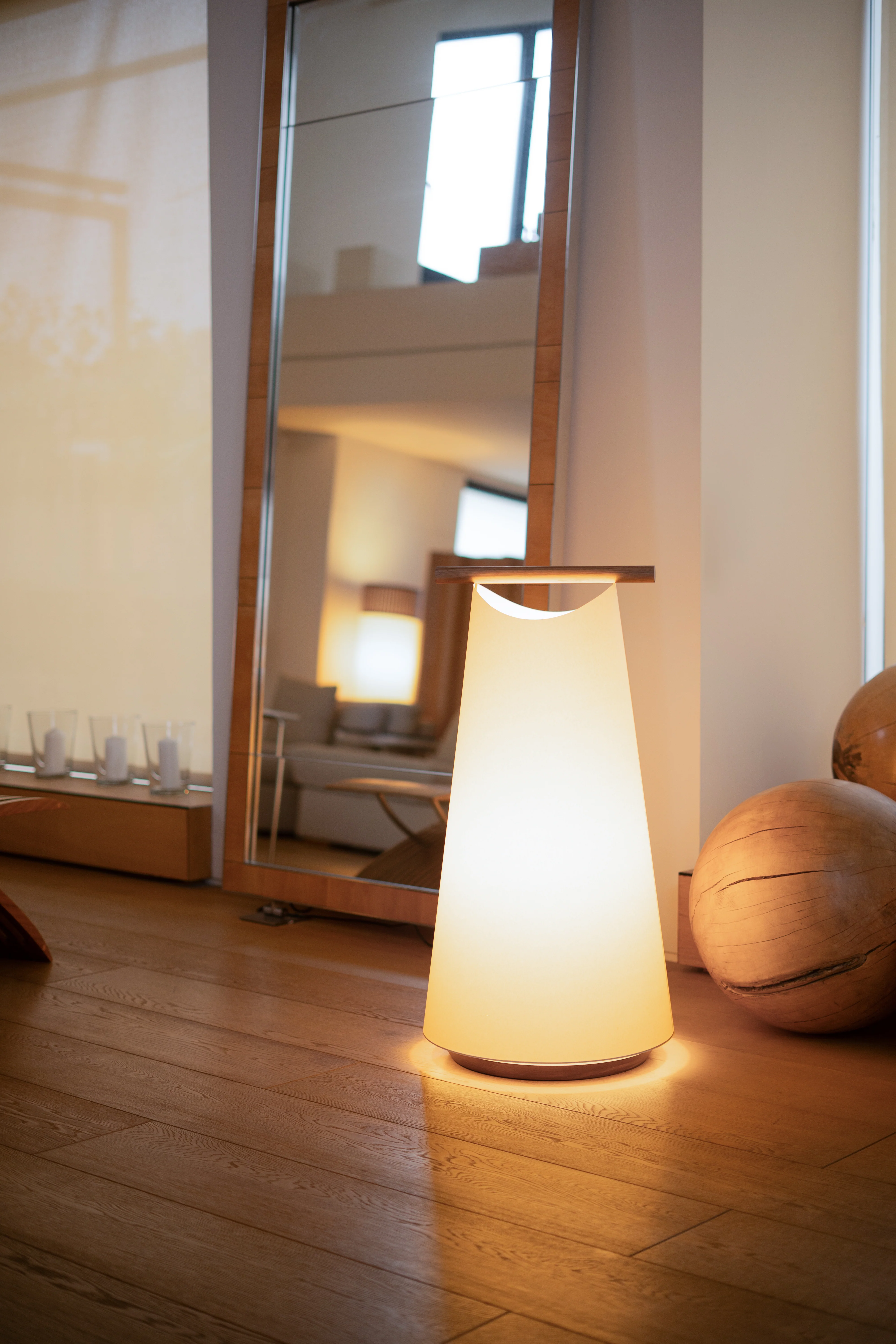 Lampa podłogowa CATAY biały z czarnym drewnem jesionowym - Image 3