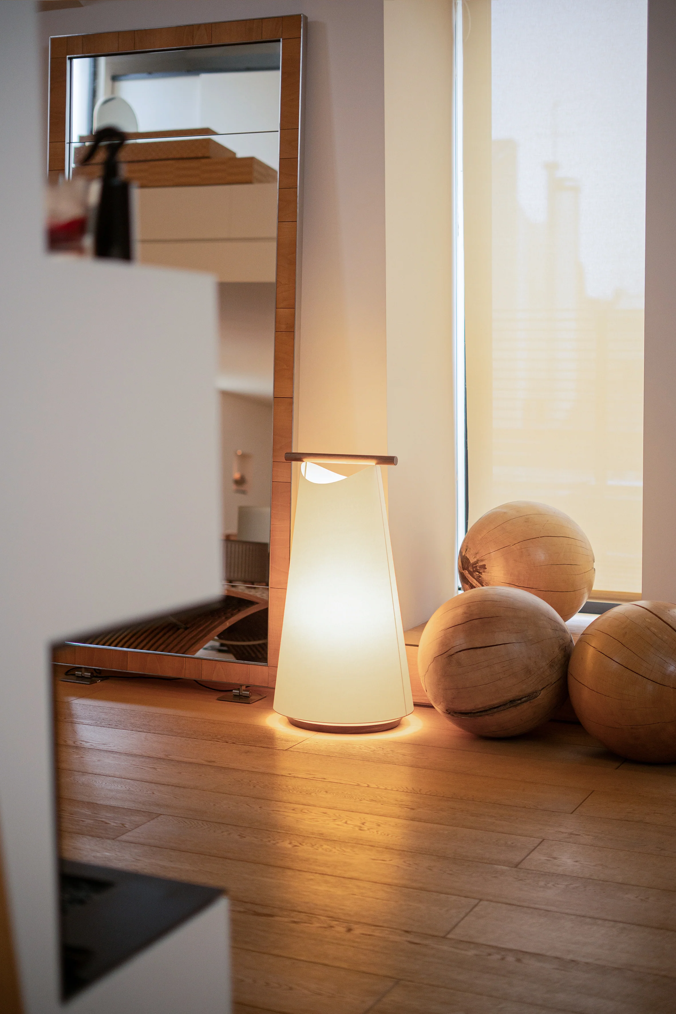 Lampa podłogowa CATAY biały z czarnym drewnem jesionowym - Image 4
