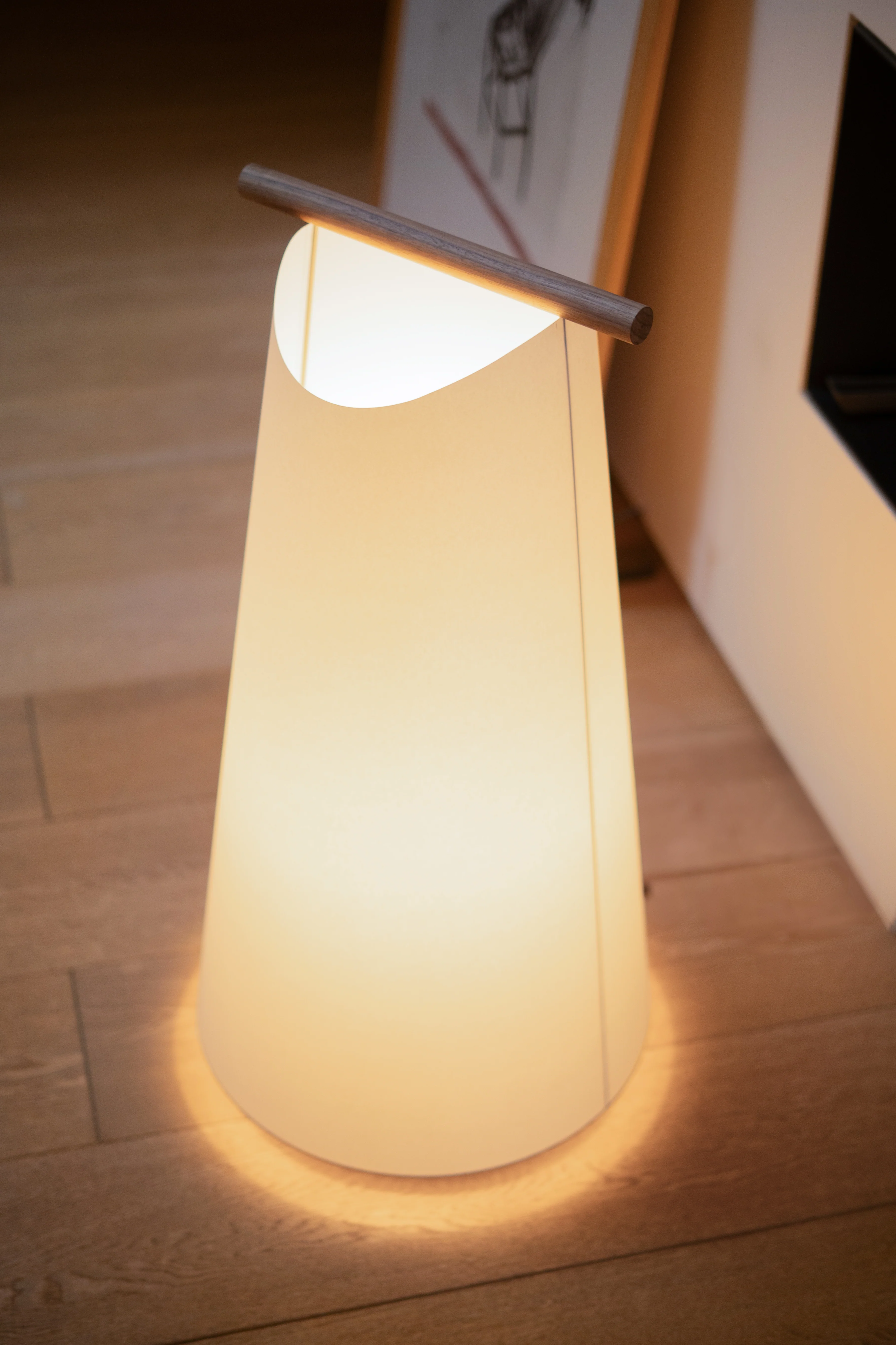 Lampa podłogowa CATAY biały z czarnym drewnem jesionowym - Image 7