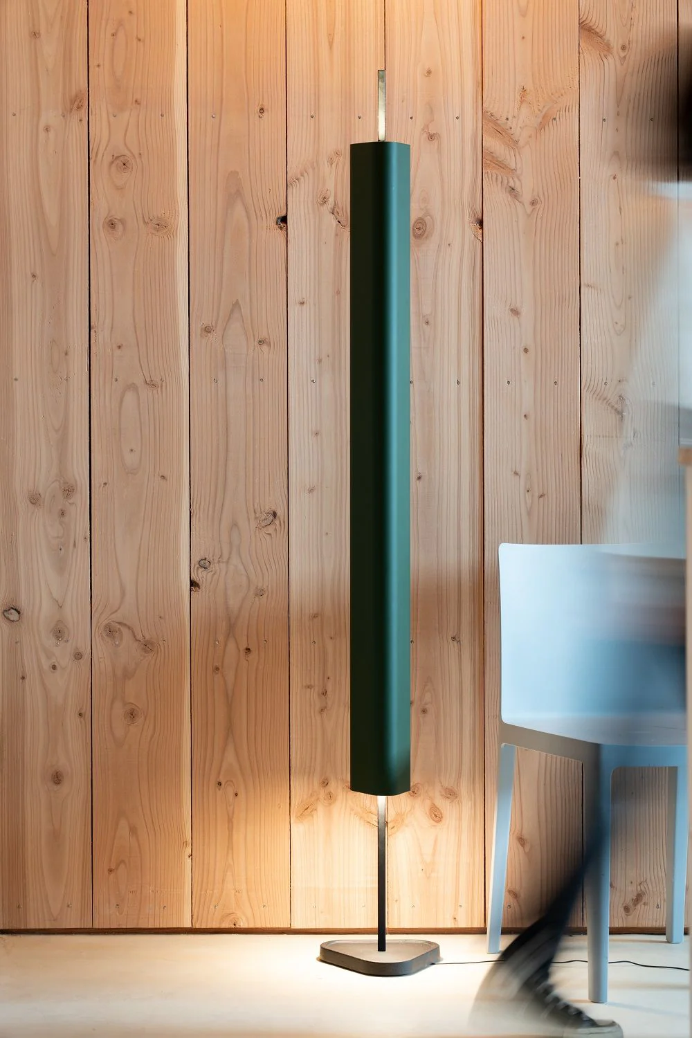 Lampa podłogowa EMI ciemnoczerwony z czarną podstawą - Image 4