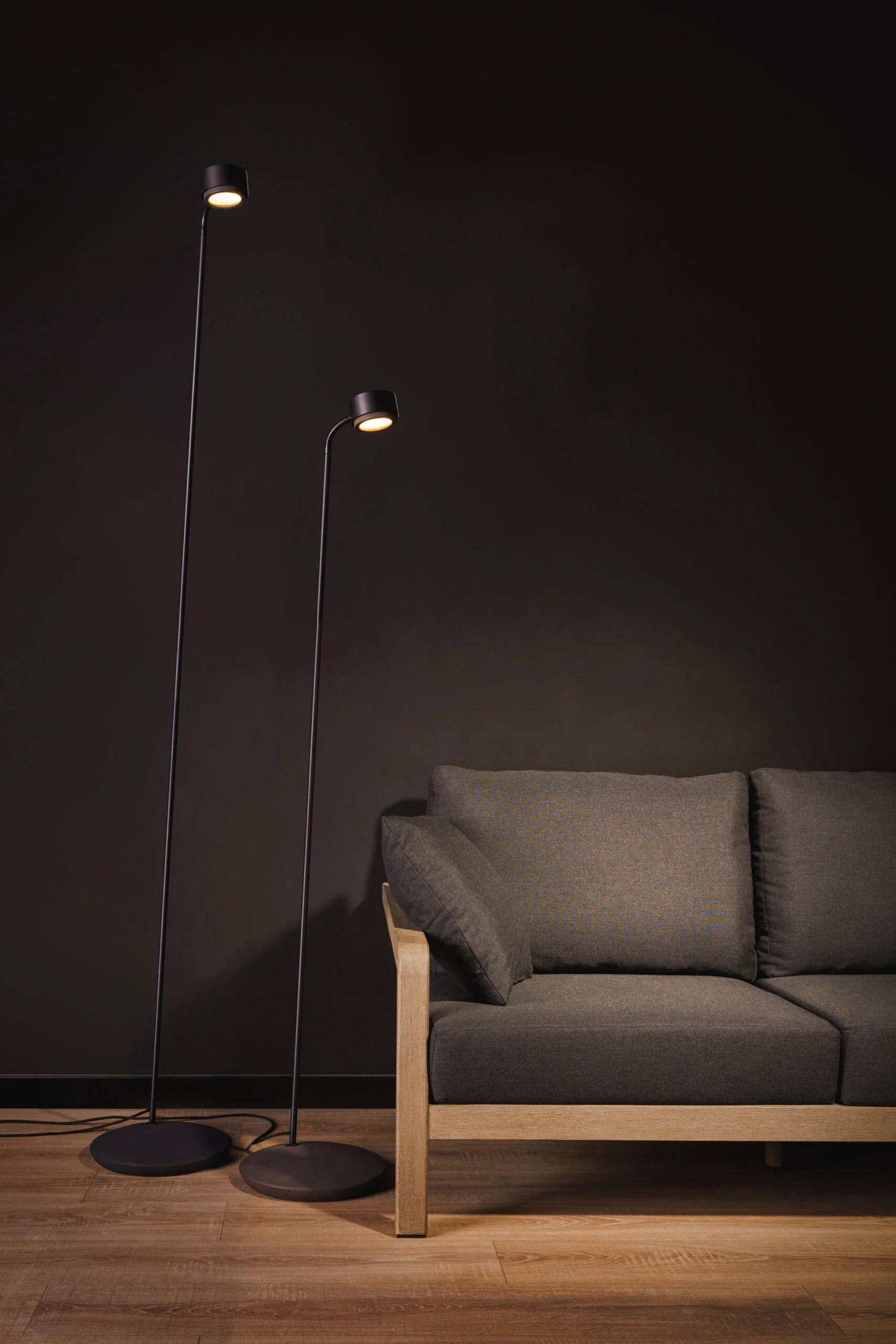 Lampa podłogowa do czytania JUBI aluminium z betonem - Image 6