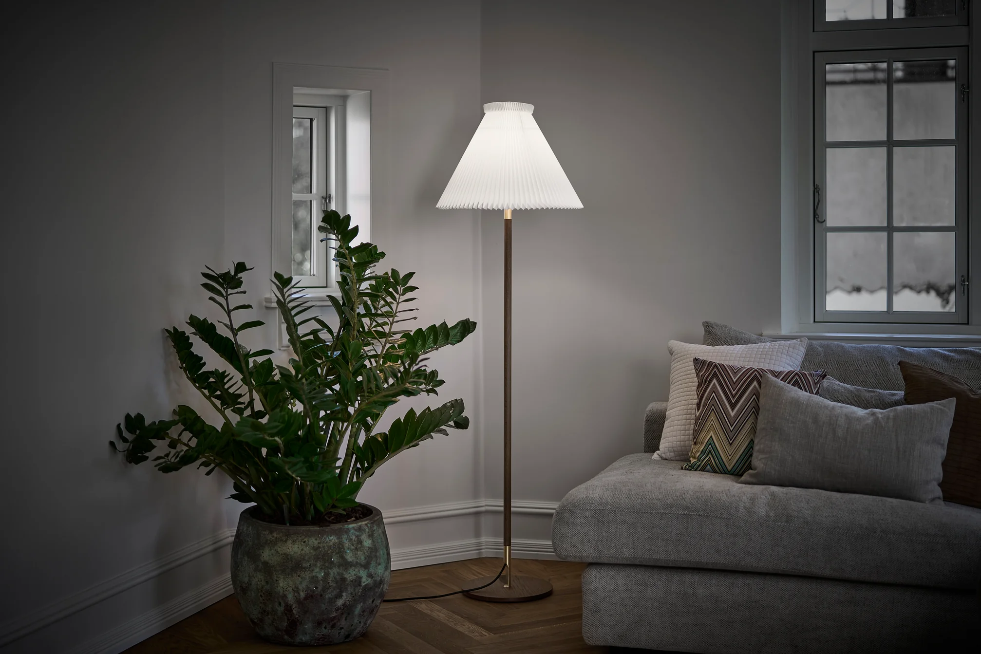 Lampa podłogowa MODEL 328 LK 80 biały z ciemną dębową podstawą - Image 2