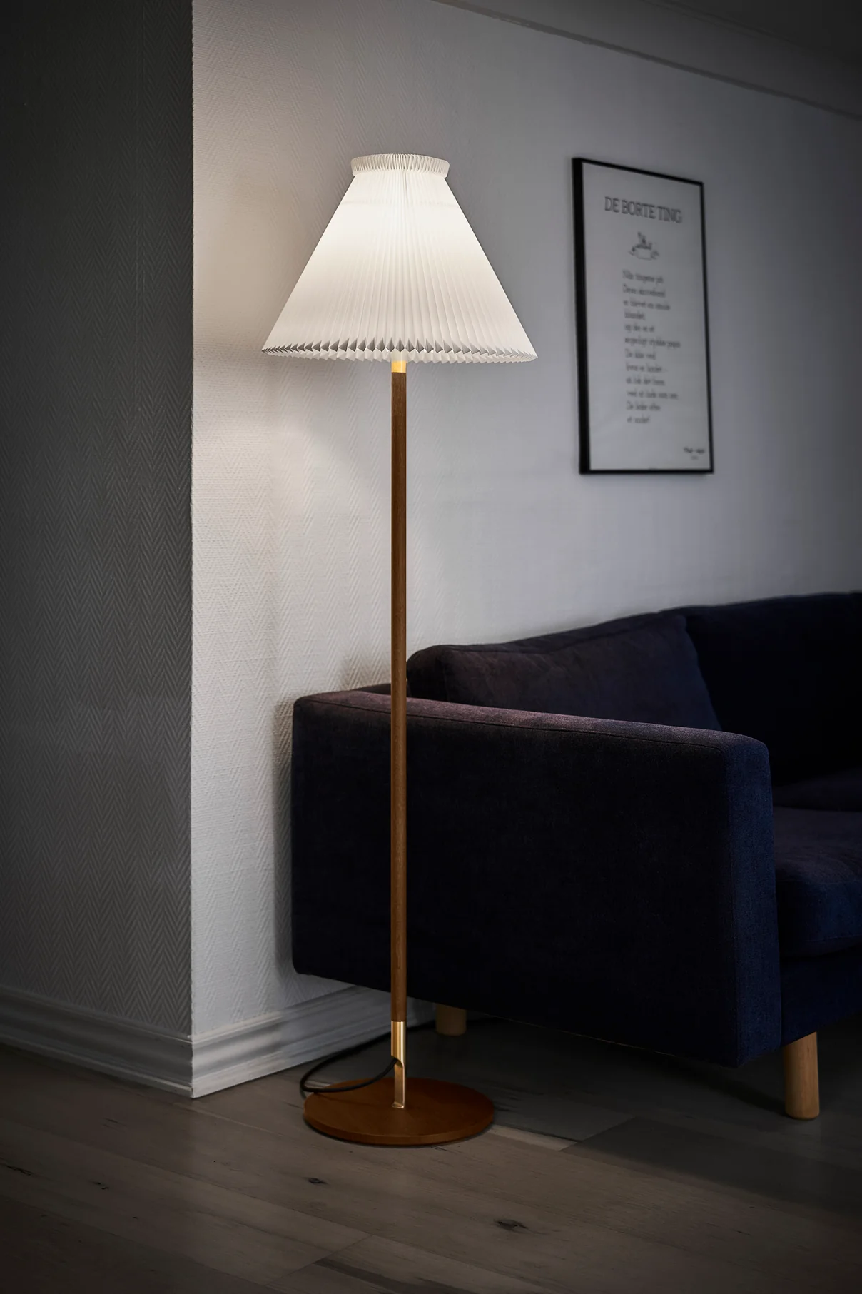Lampa podłogowa MODEL 328 LK 80 biały z ciemną dębową podstawą - Image 5