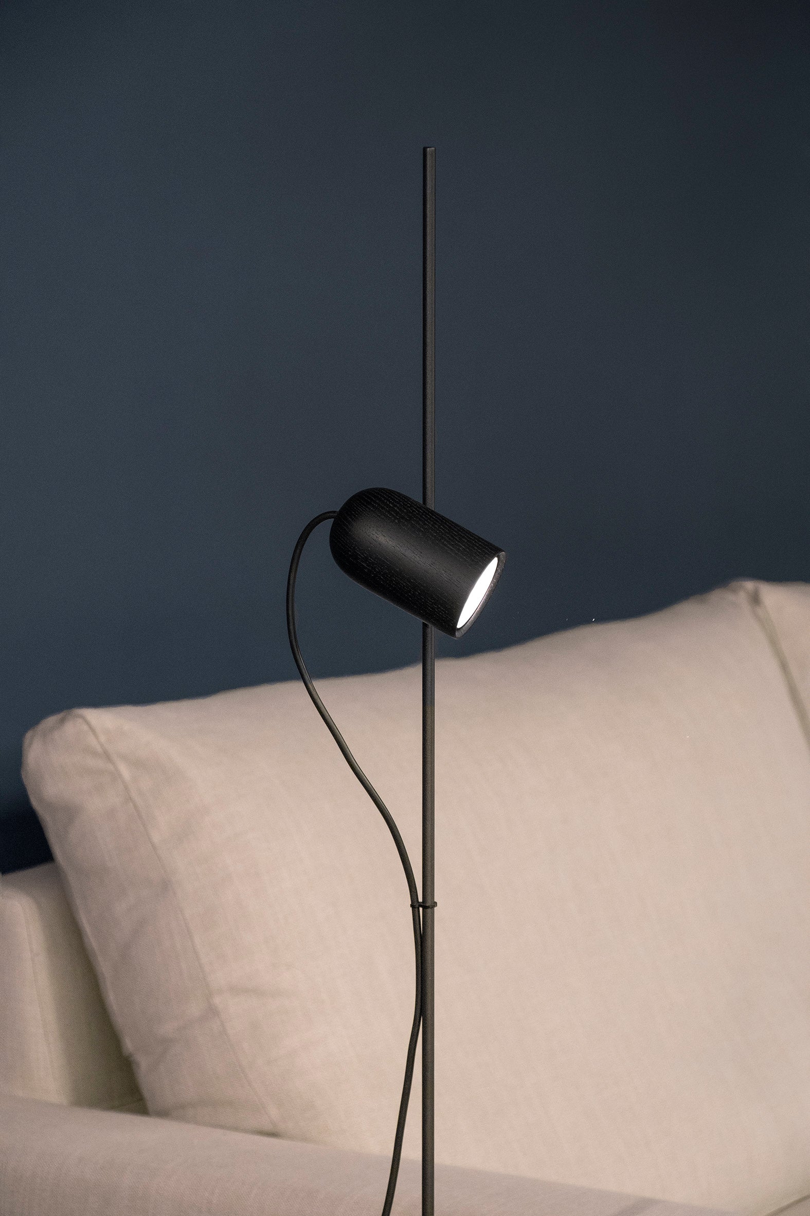 Lampa podłogowa ONFA czarne drewno jesionowe z grafitowym wykończeniem - Image 6