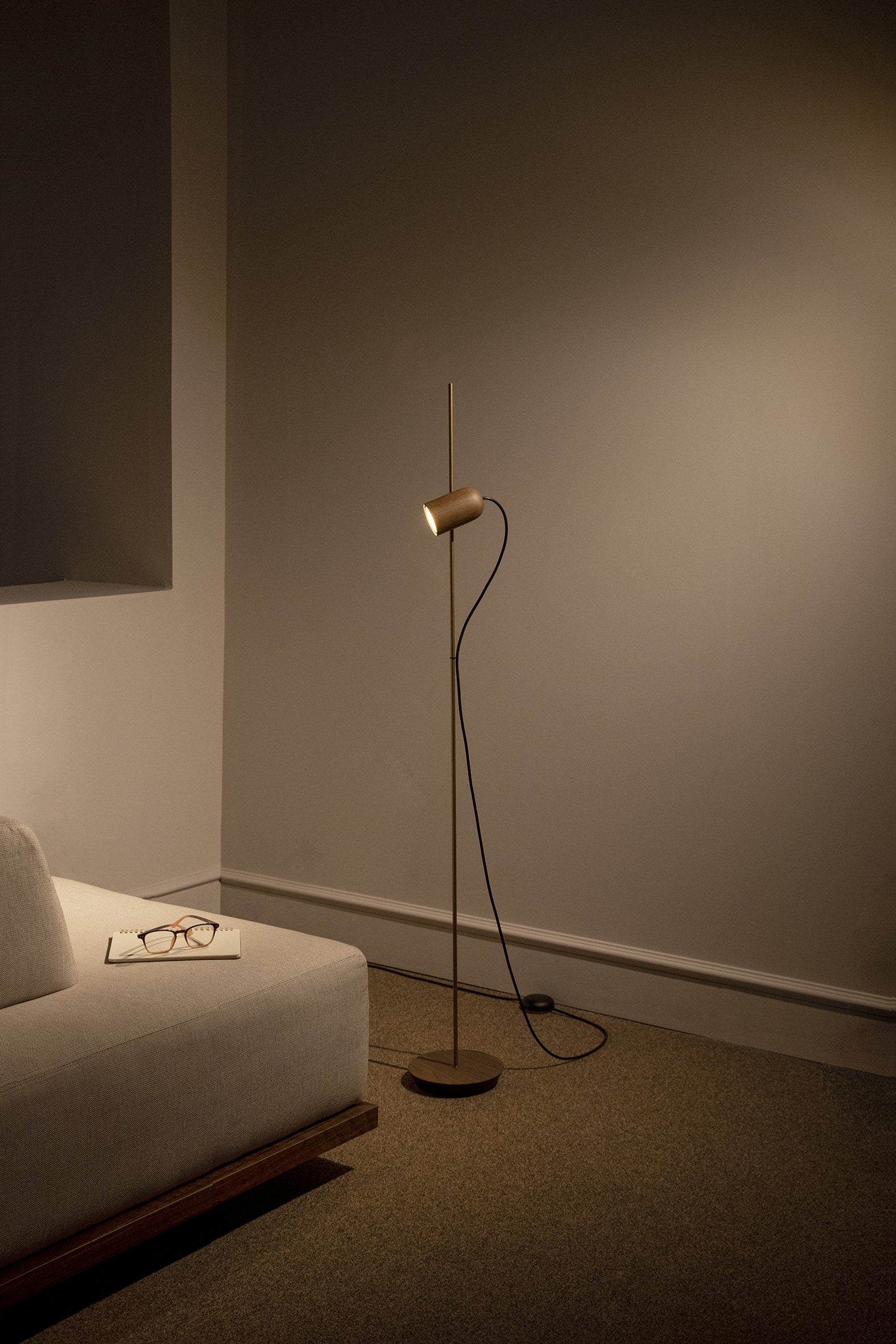 Lampa podłogowa ONFA drewno orzechowe z mosiężnym wykończeniem - Image 3