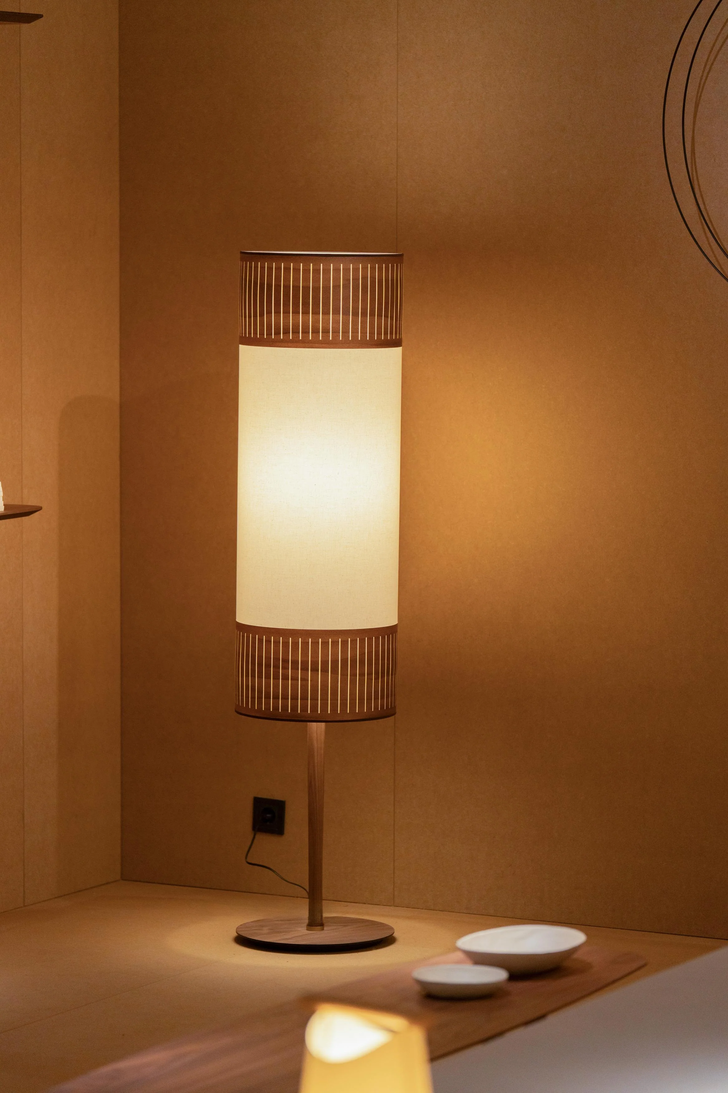 Lampa podłogowa TAMIZ biały z drewnem orzechowym - Image 4