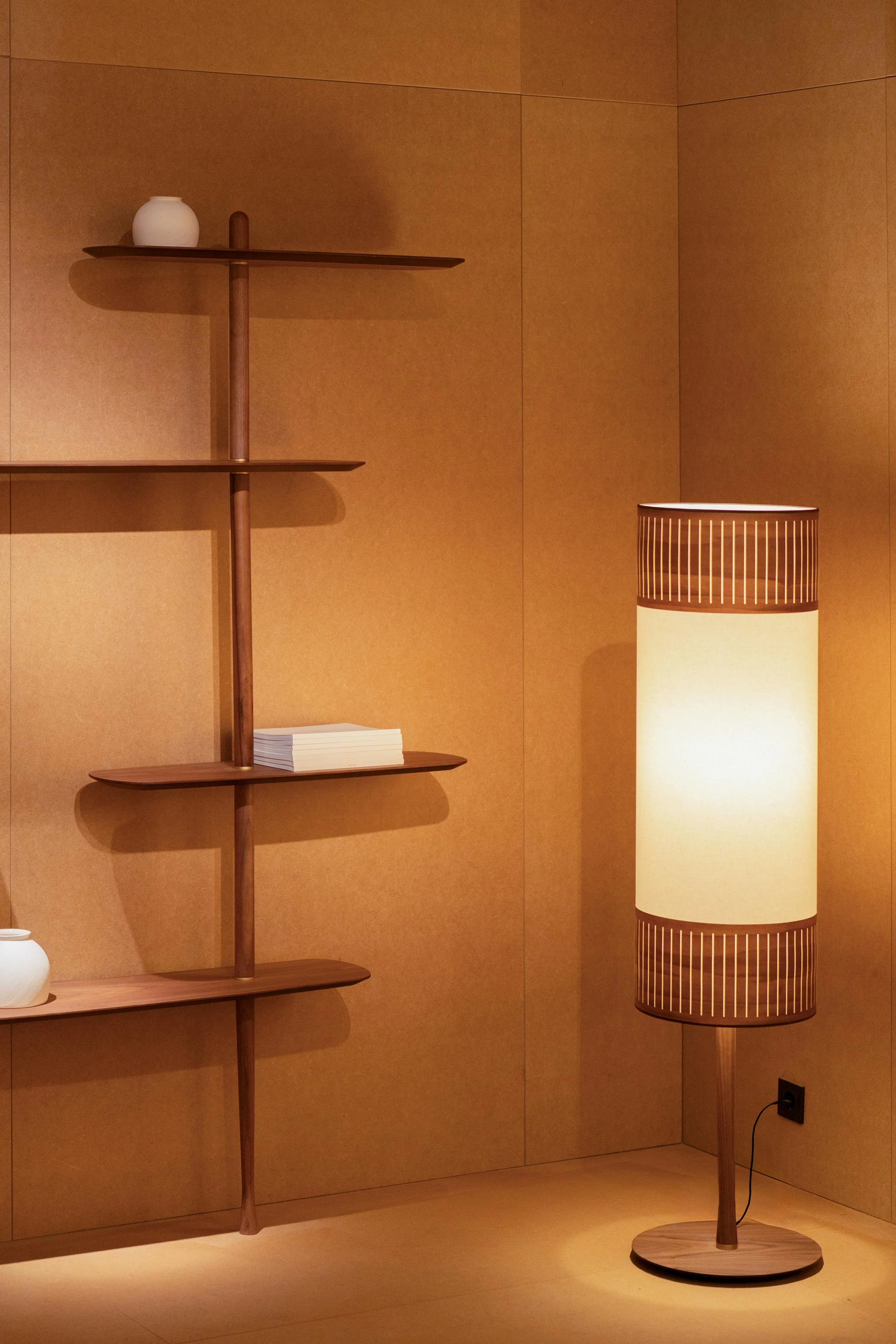 Lampa podłogowa TAMIZ biały z drewnem orzechowym - Image 5