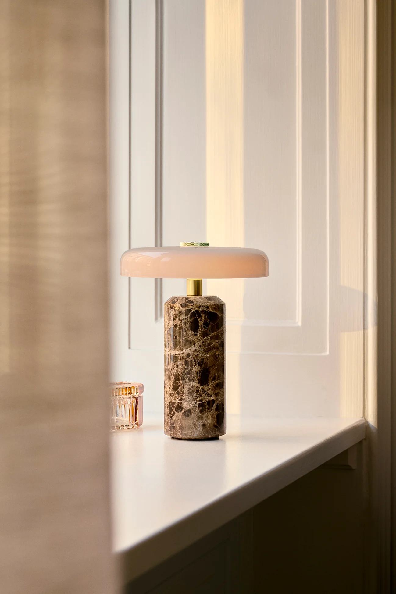 Lampa przenośna TRIP brązowy marmur z mlecznobiałym szkłem - Image 7