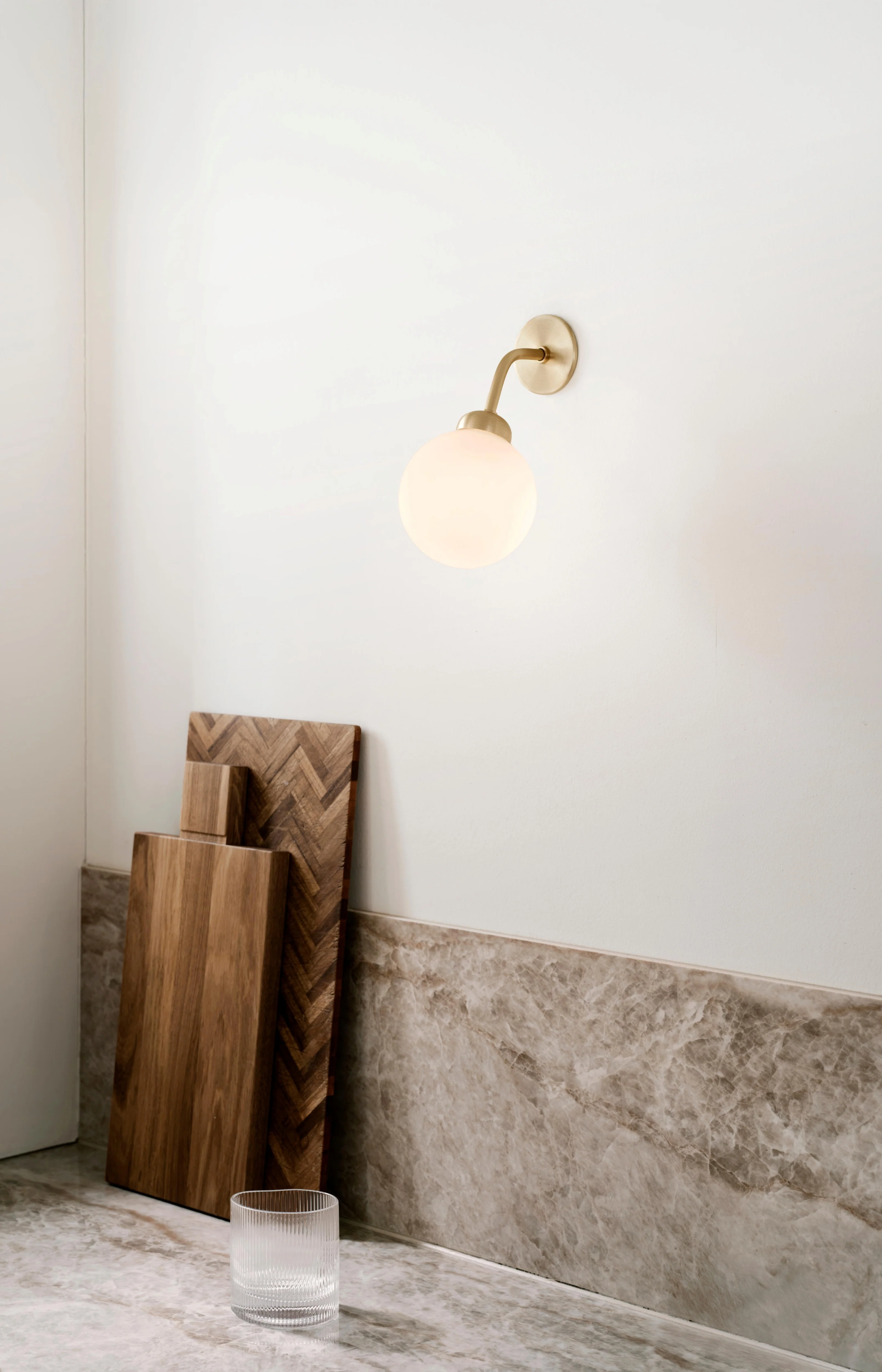 Lampa ścienna APIALES mosiężny z opalowym szkłem - Image 3