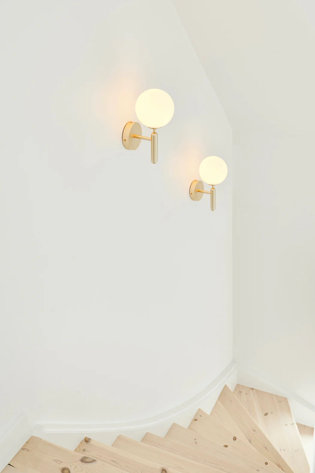 Lampa ścienna MIIRA mosiężny z opalowym szkłem - Image 8