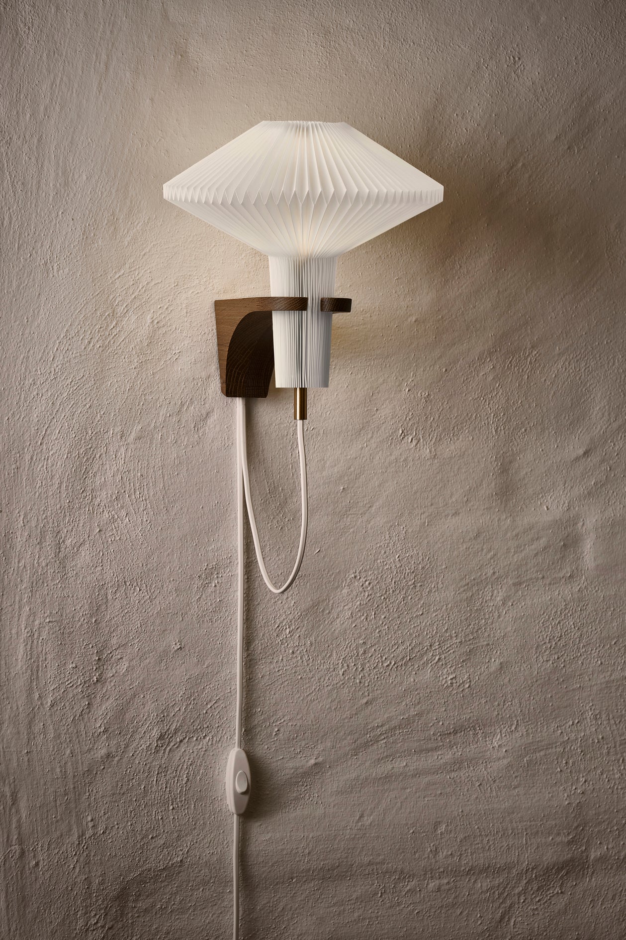 Lampa ścienna MODEL 204 MUSHROOM biały z ciemną dębową podstawą - Image 2