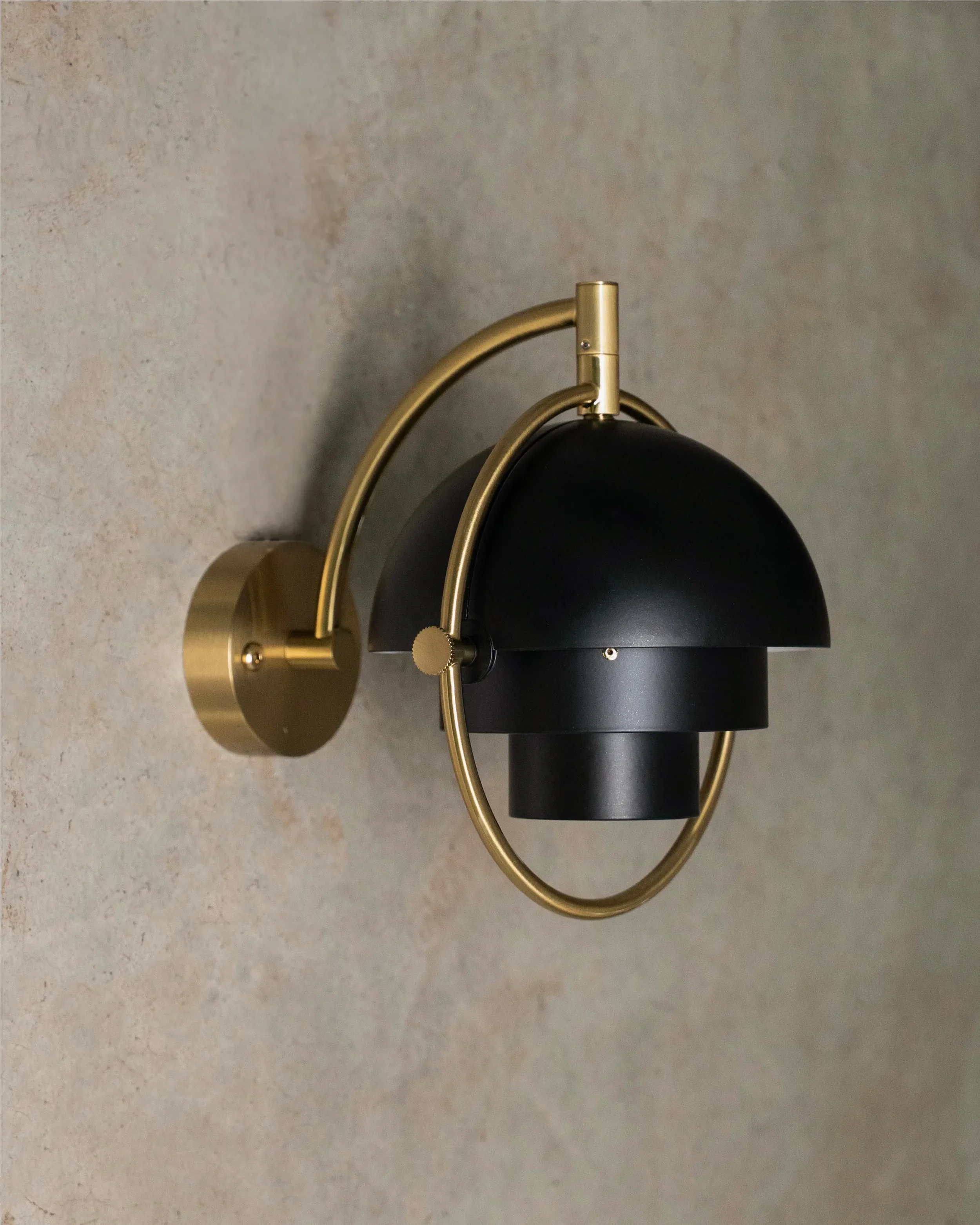 Lampa ścienna MULTI-LITE czarny z mosiężną podstawą - Image 2