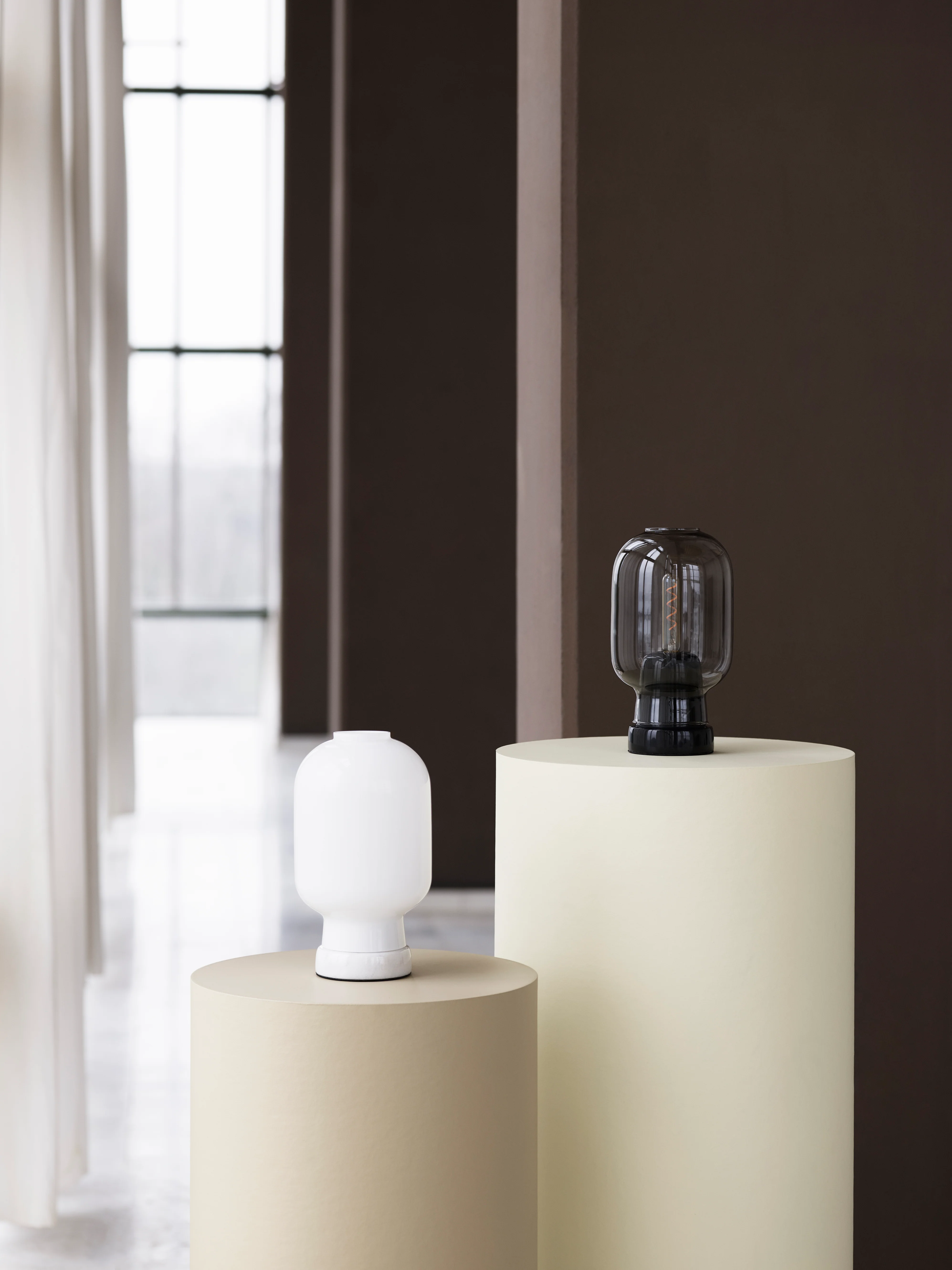 Lampa stołowa AMP szkło dymione z czarnym marmurem - Image 3