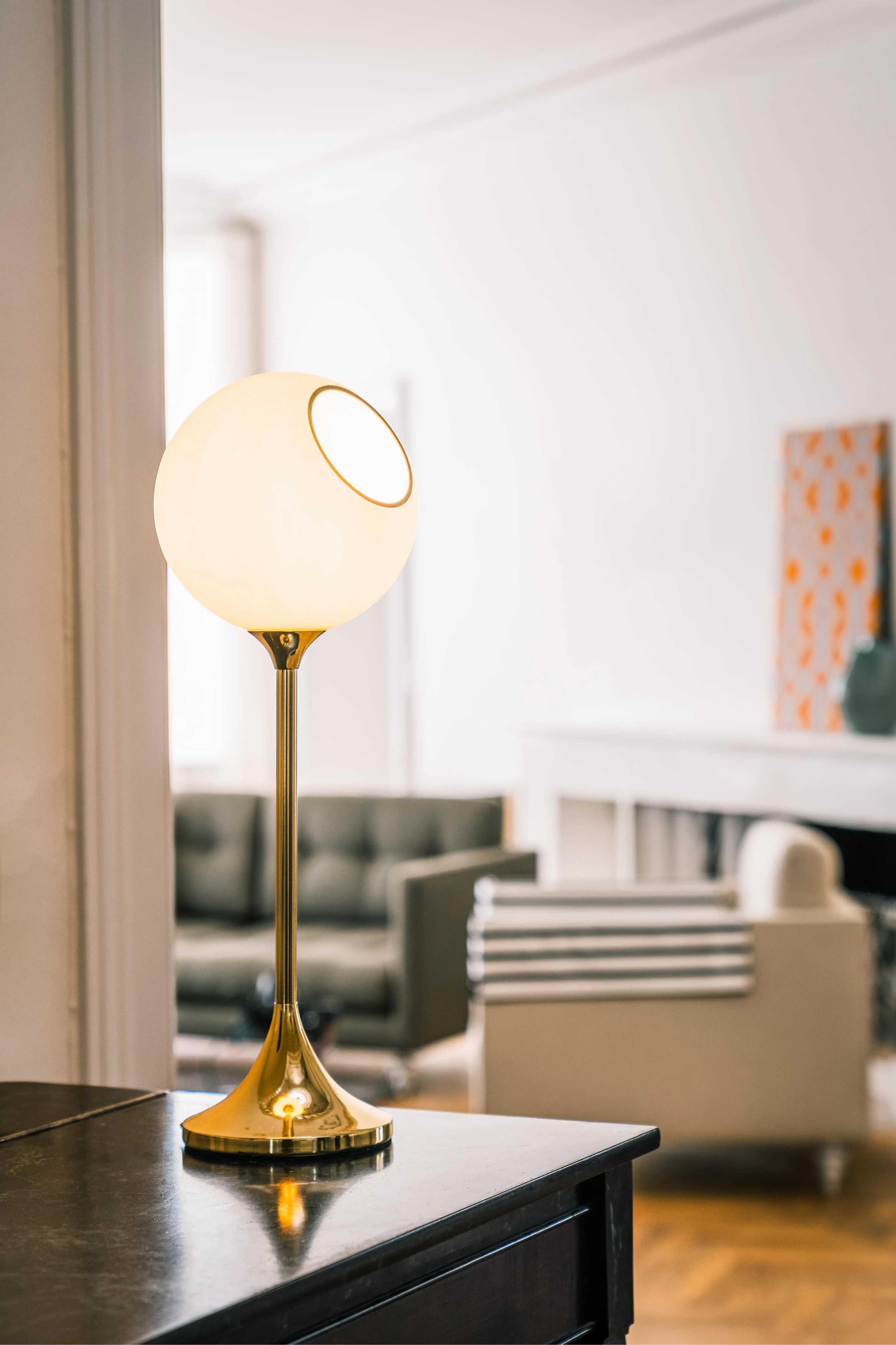 Lampa stołowa BALLROOM biały ze złotą podstawą - Image 2
