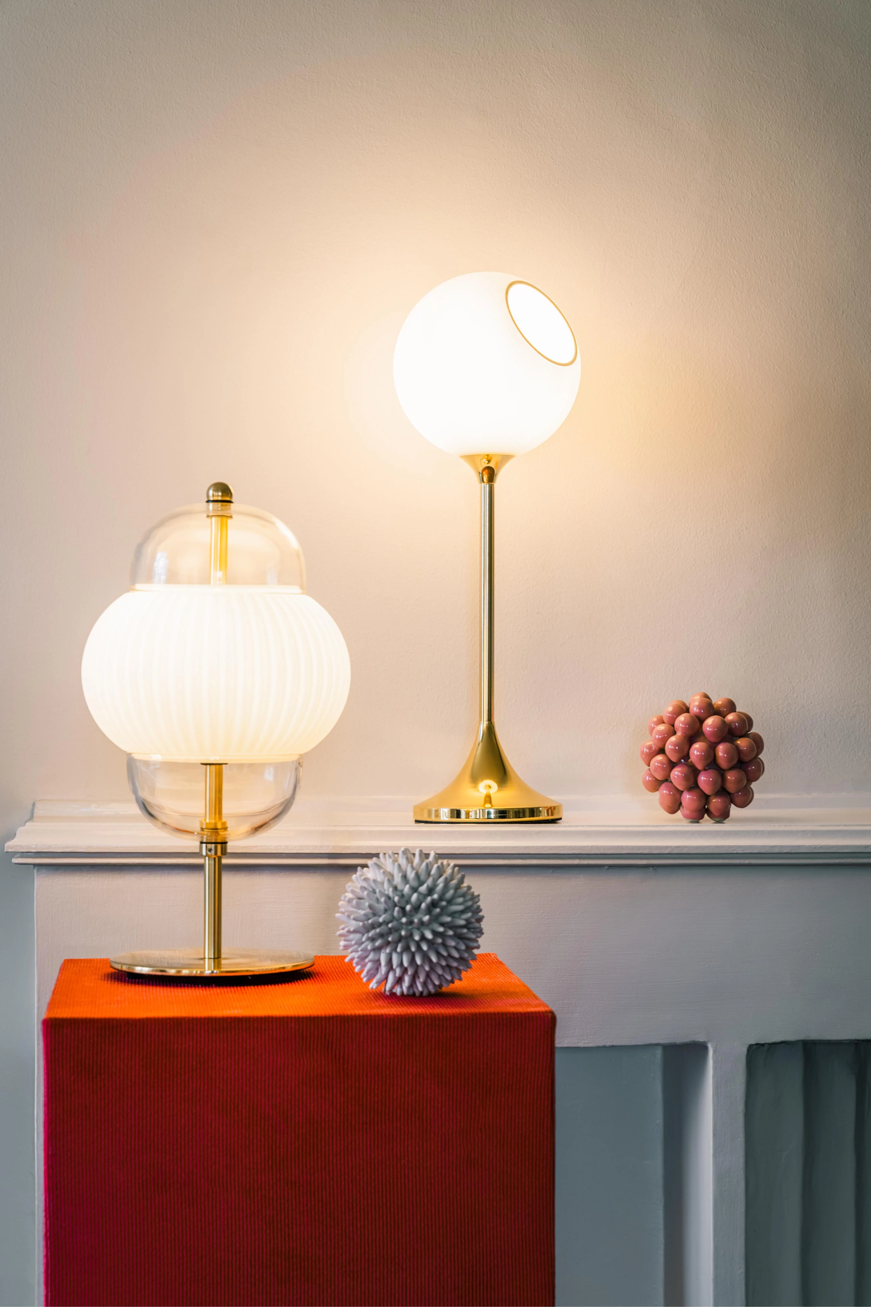 Lampa stołowa BALLROOM biały ze złotą podstawą - Image 3