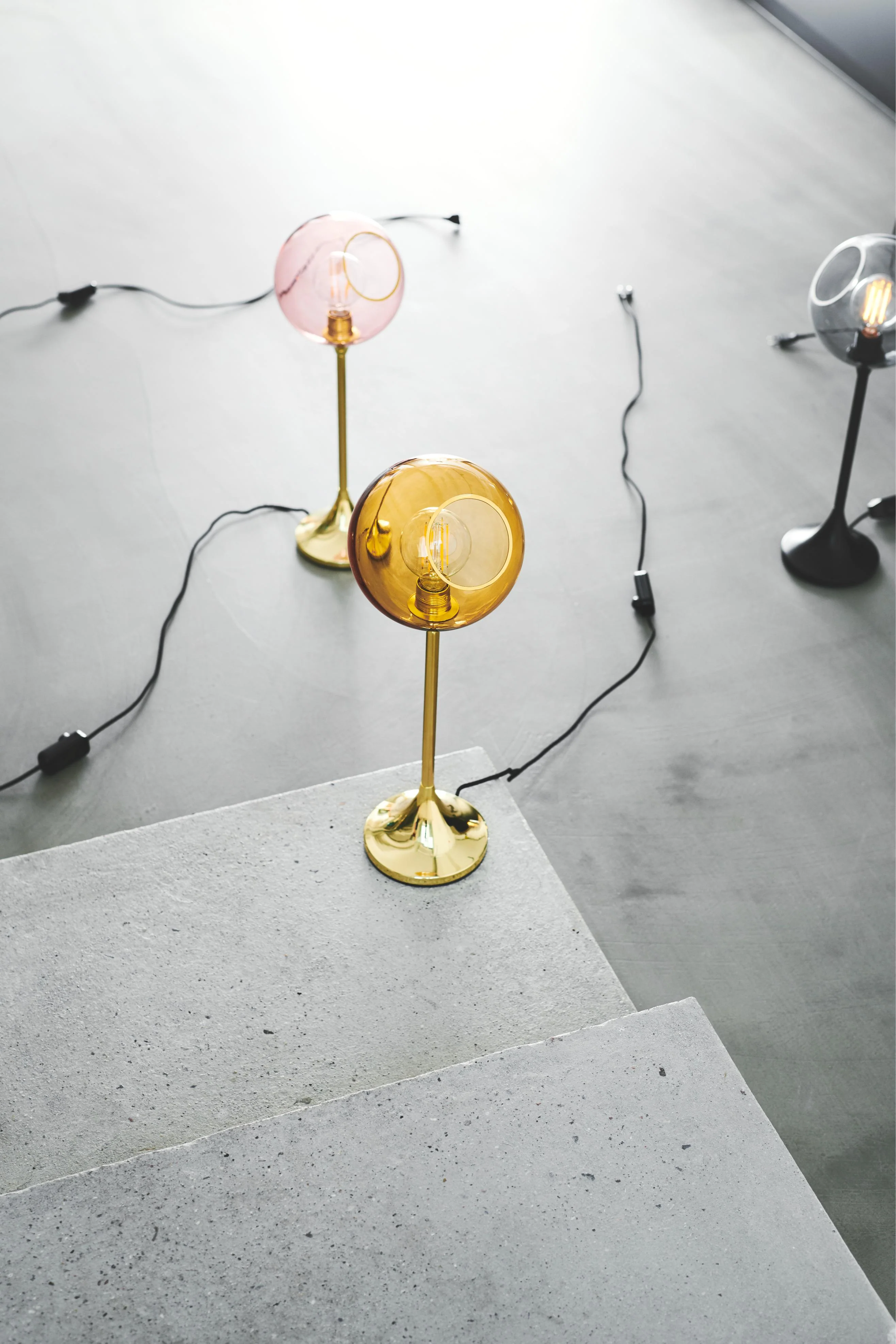 Lampa stołowa BALLROOM bursztynowy ze złotą podstawą - Image 3