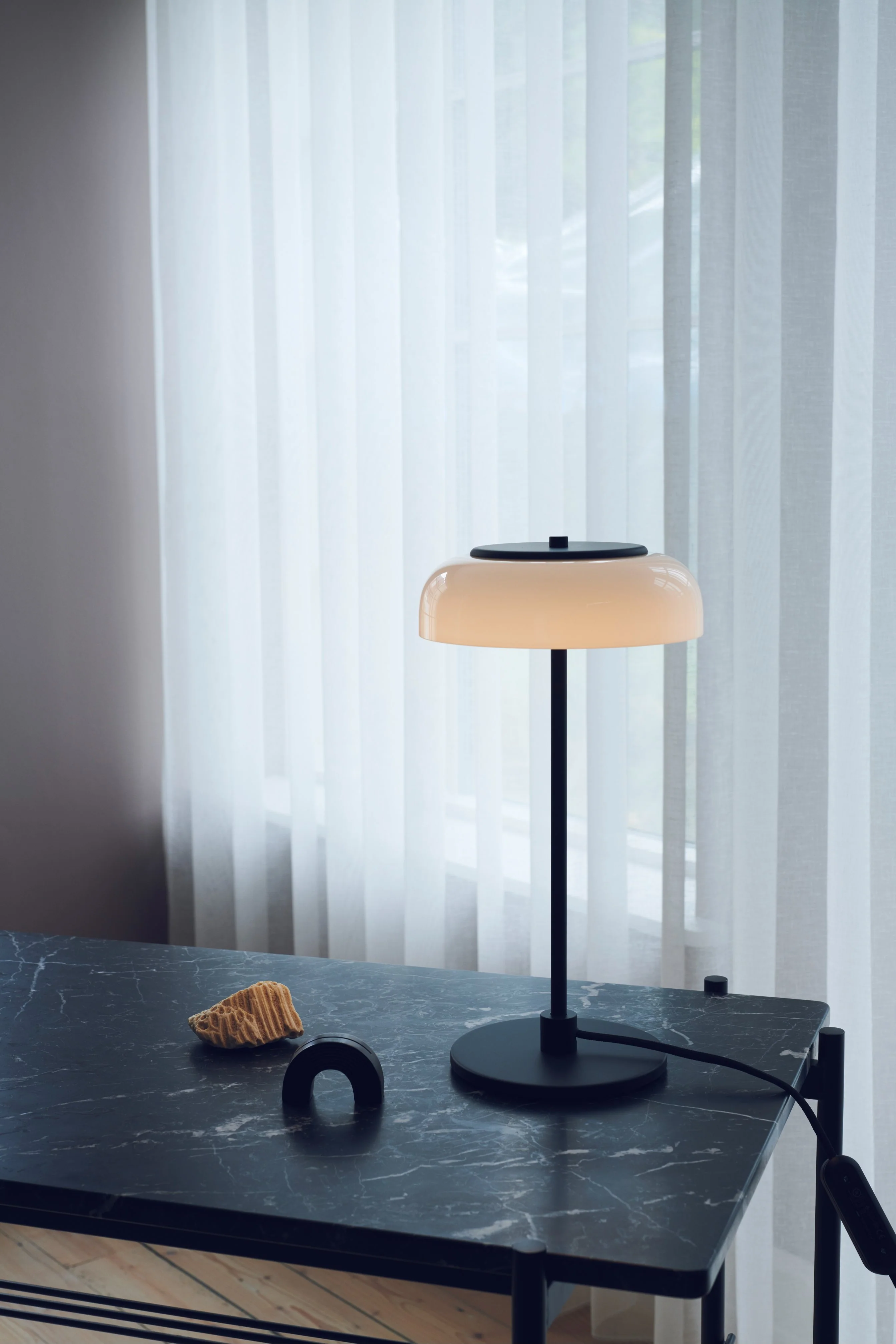 Lampa stołowa BLOSSI czarny z opalowym szkłem - Image 2