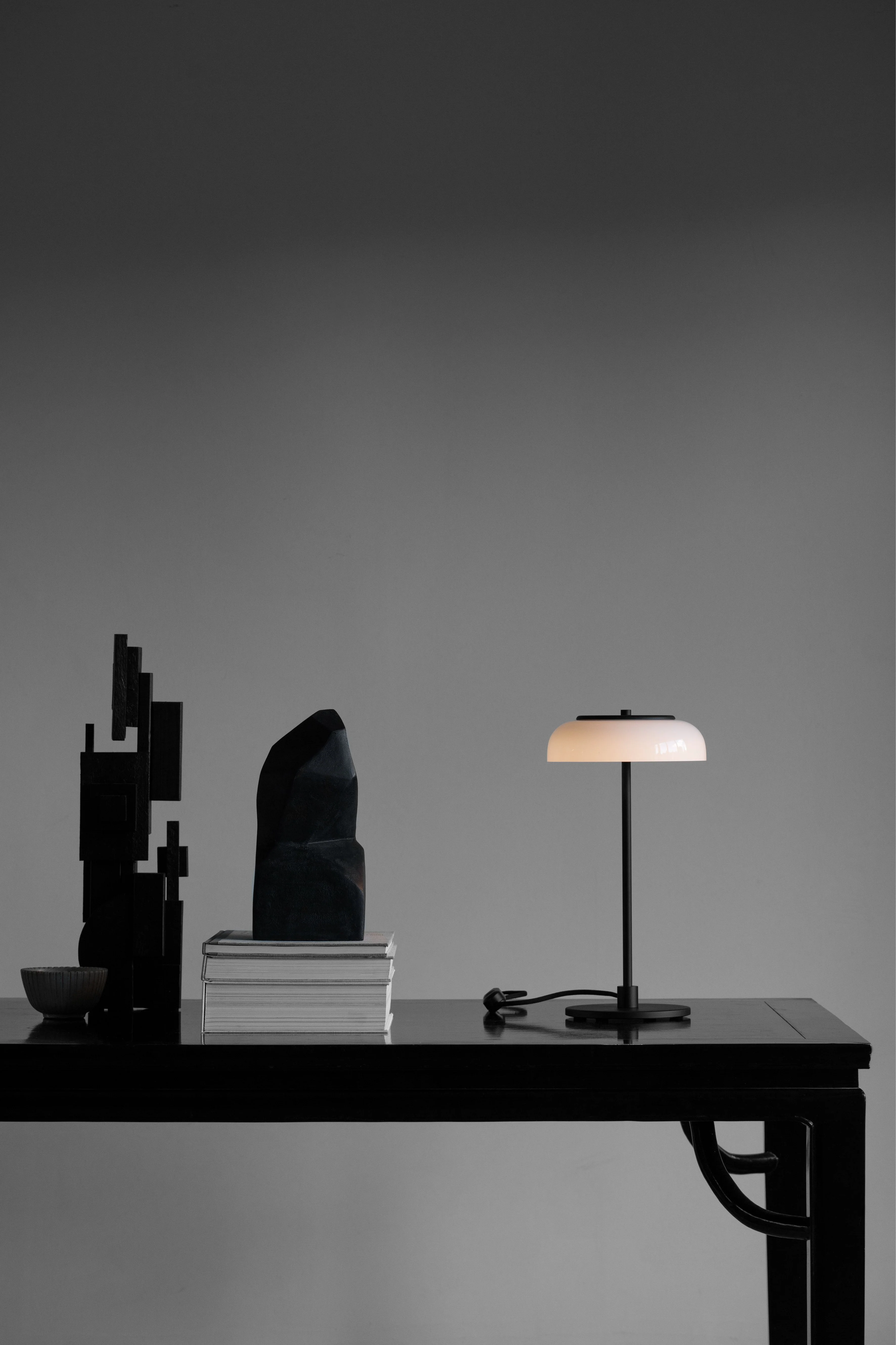 Lampa stołowa BLOSSI czarny z opalowym szkłem - Image 20
