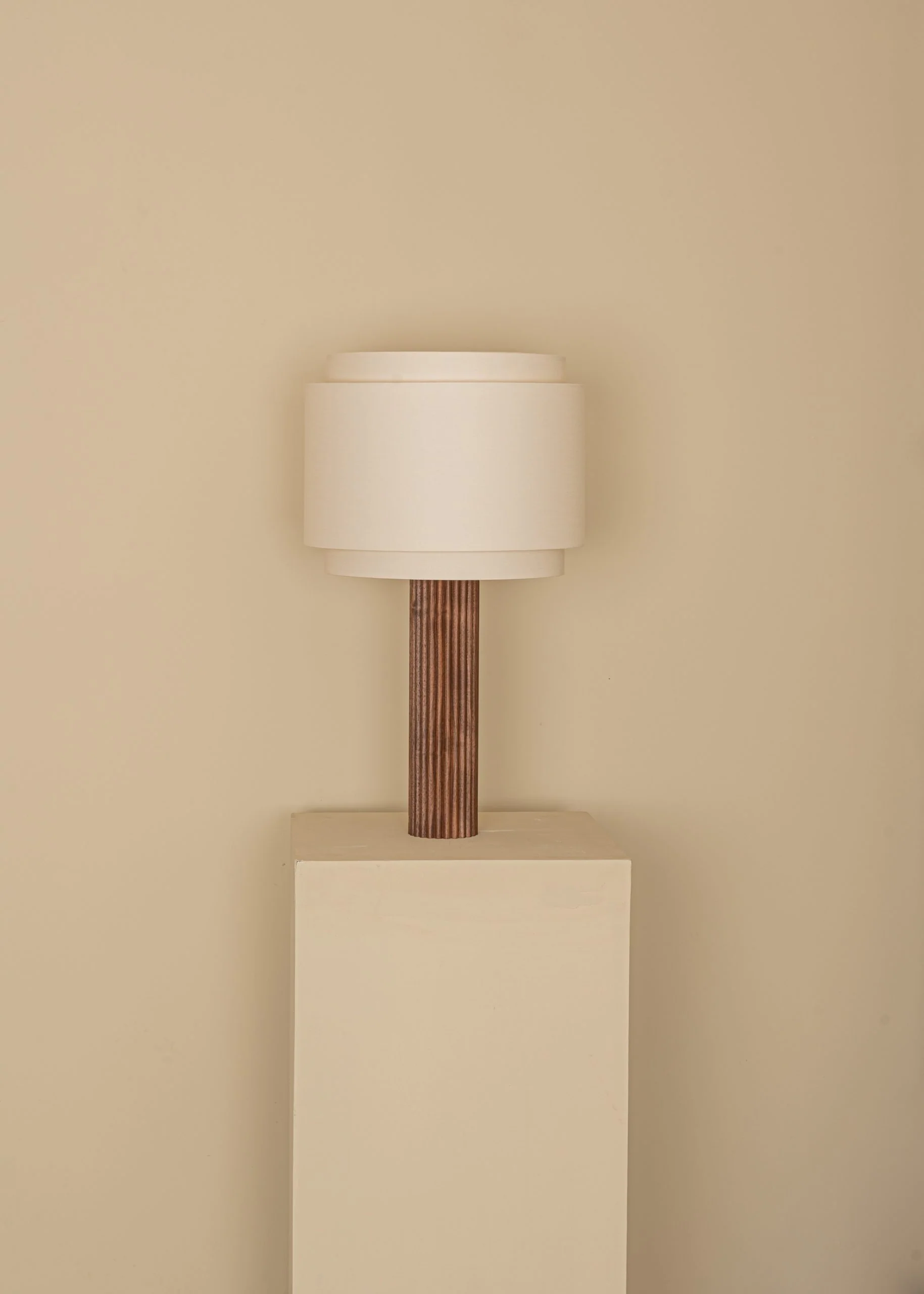 Lampa stołowa FLUTA DOUBLE drewno orzechowe - Image 2