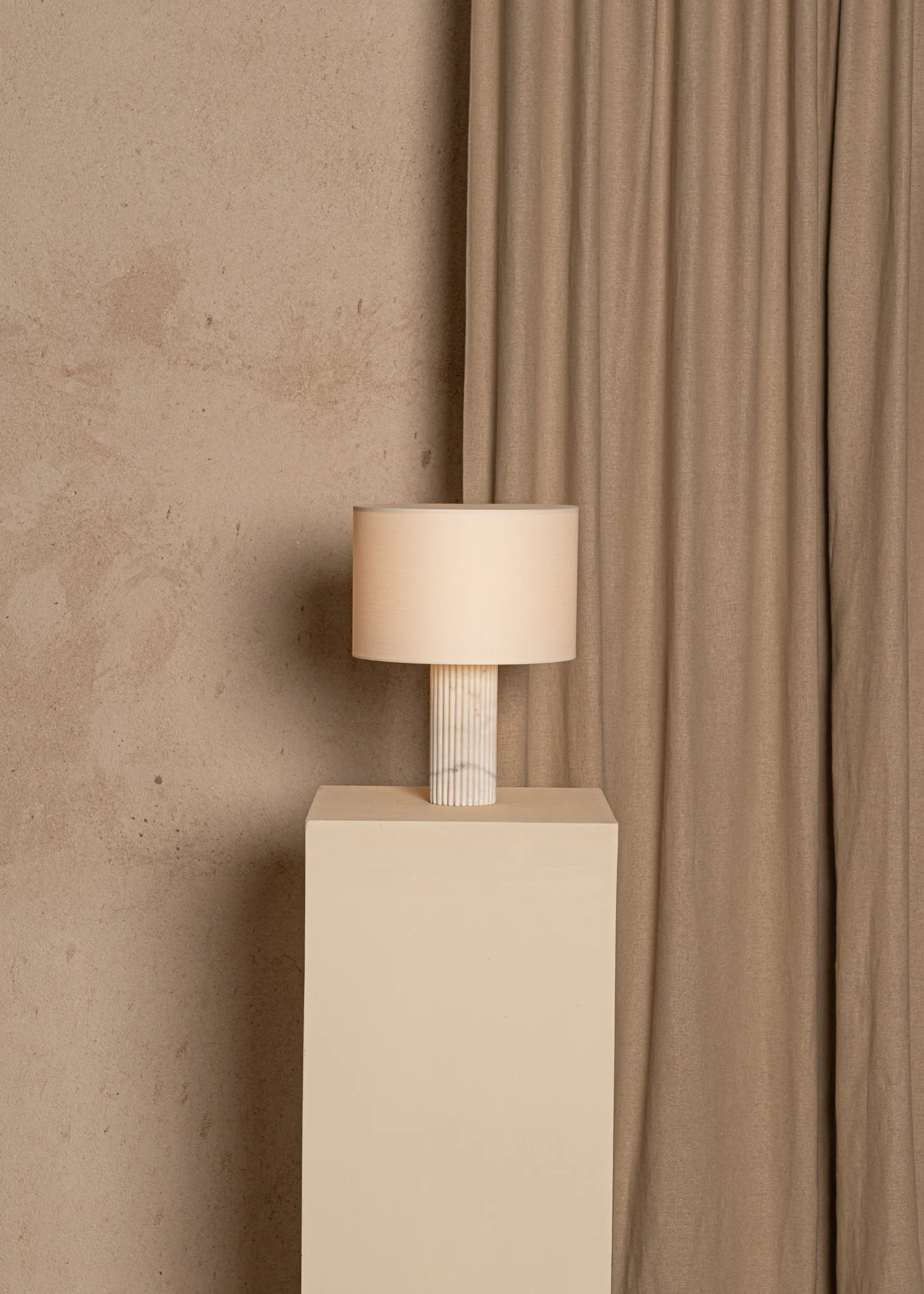 Lampa stołowa FLUTITA biały marmur - Image 4