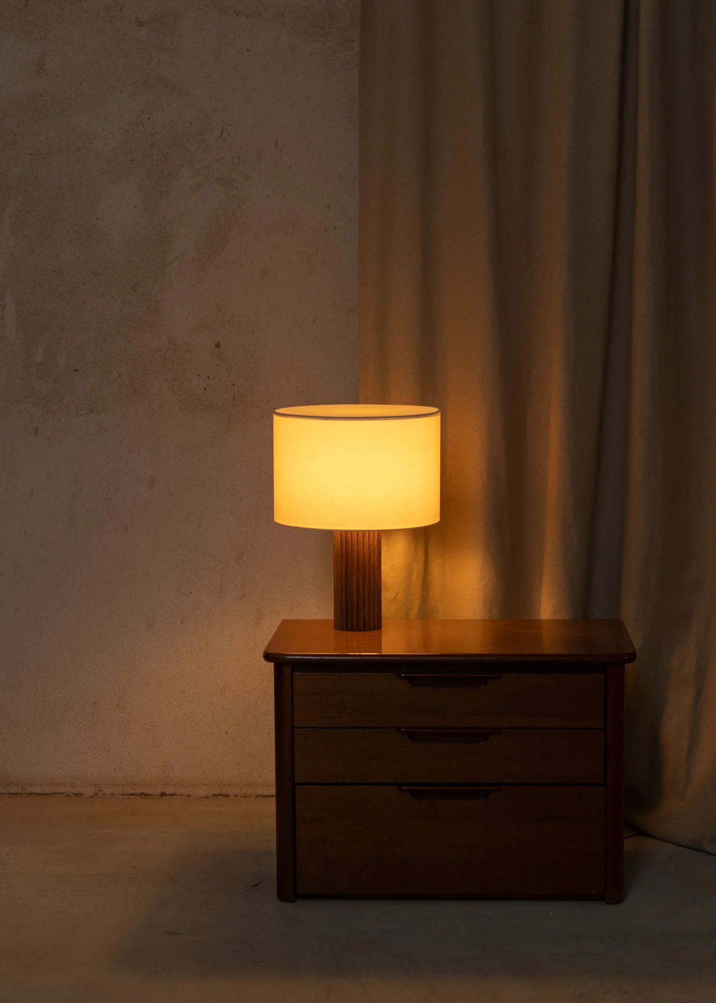 Lampa stołowa FLUTITA drewno orzechowe - Image 2