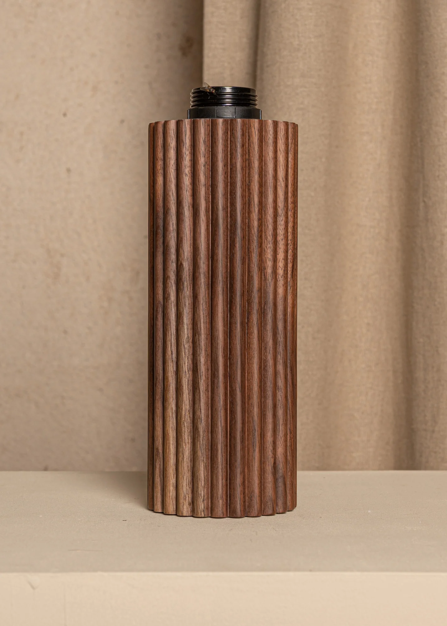 Lampa stołowa FLUTITA drewno orzechowe - Image 3