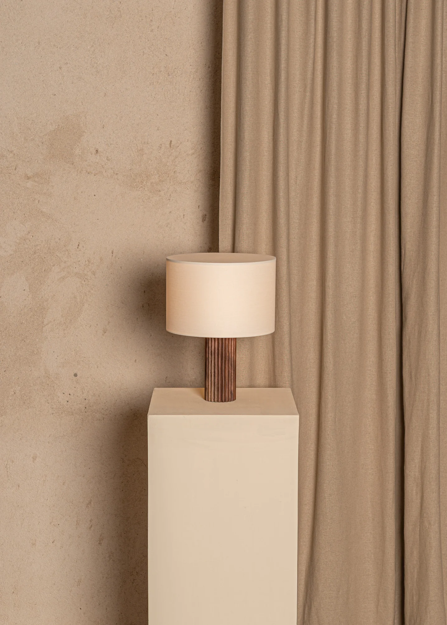 Lampa stołowa FLUTITA drewno orzechowe - Image 4