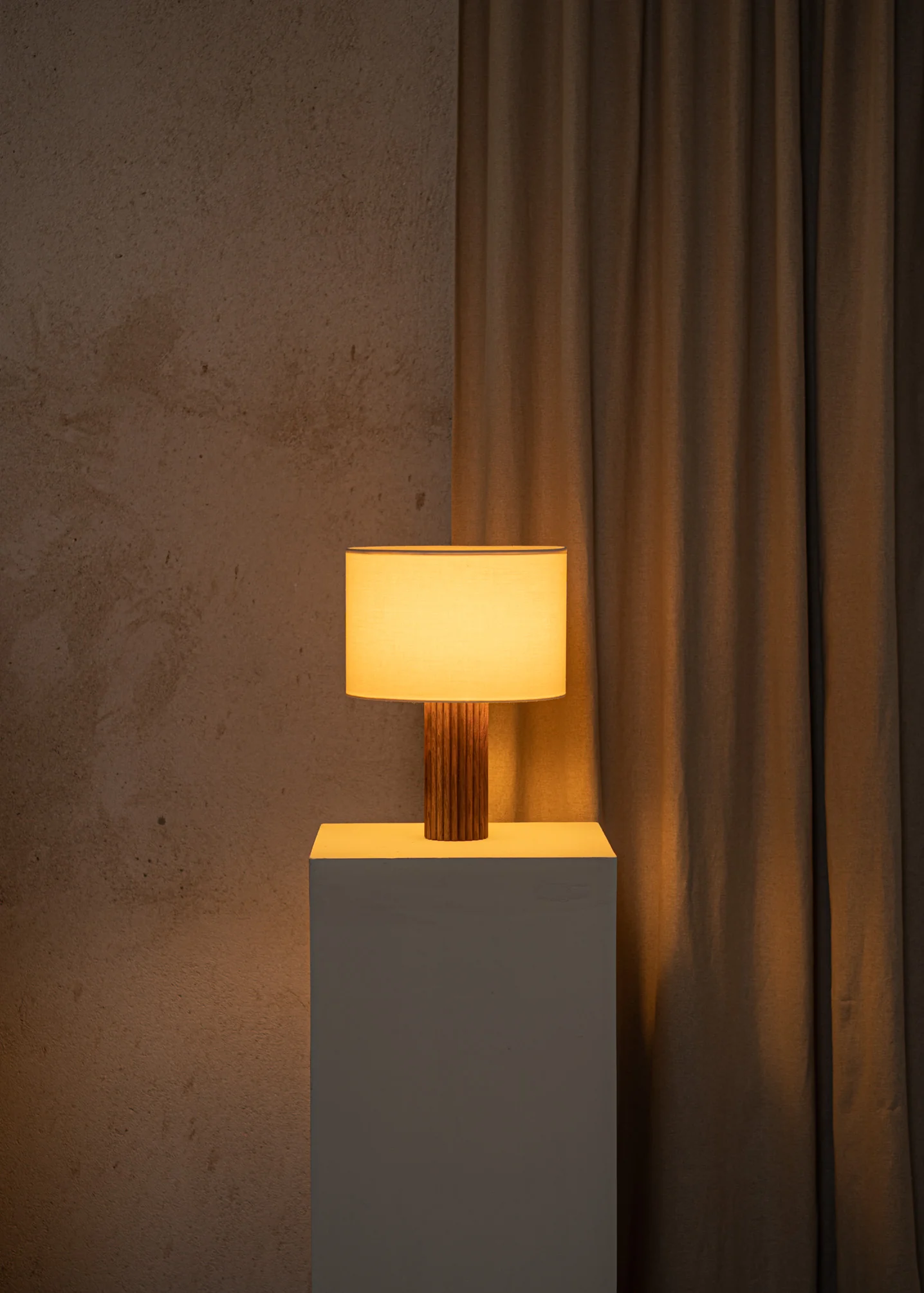 Lampa stołowa FLUTITA drewno orzechowe - Image 5