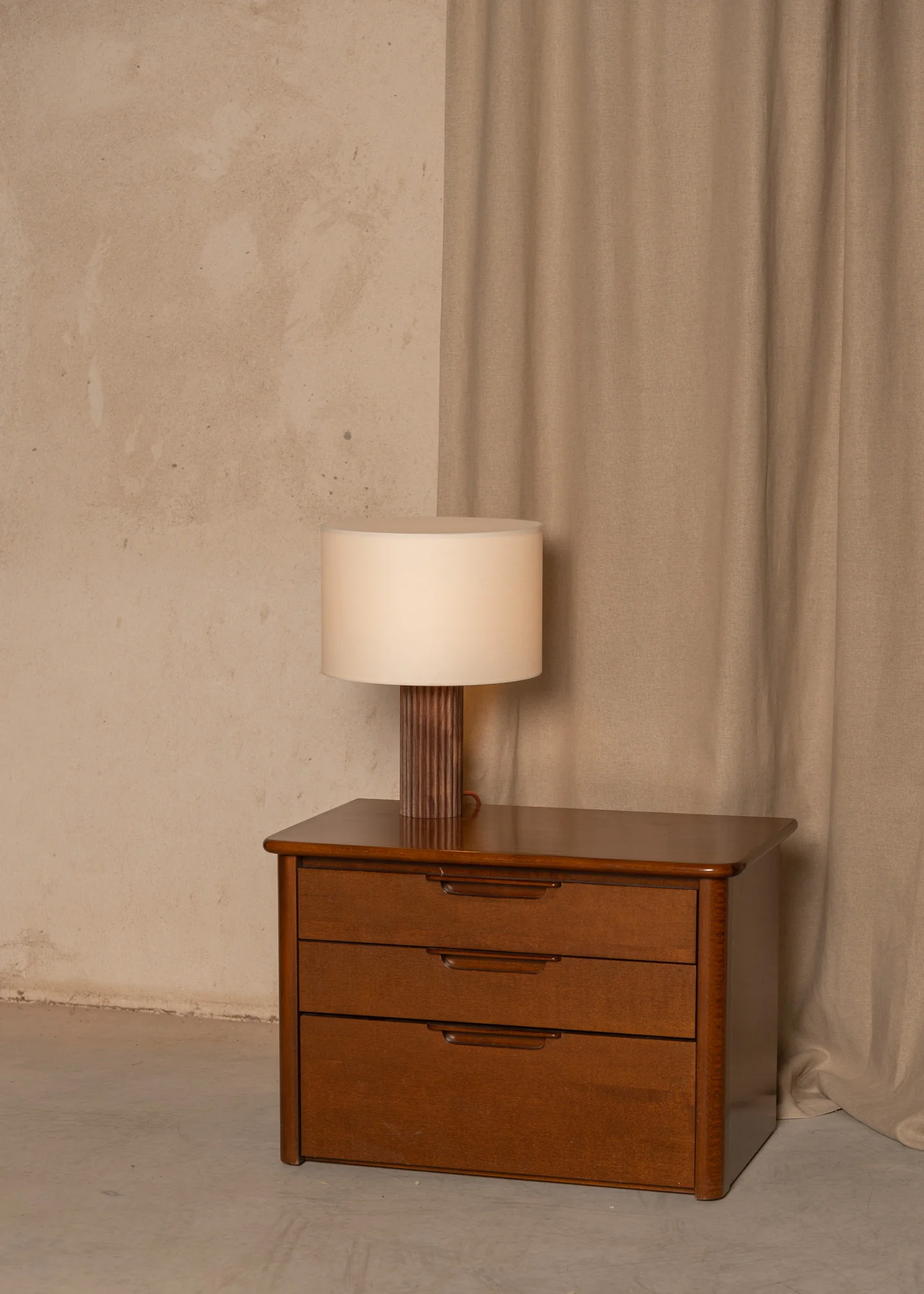Lampa stołowa FLUTITA drewno orzechowe - Image 7