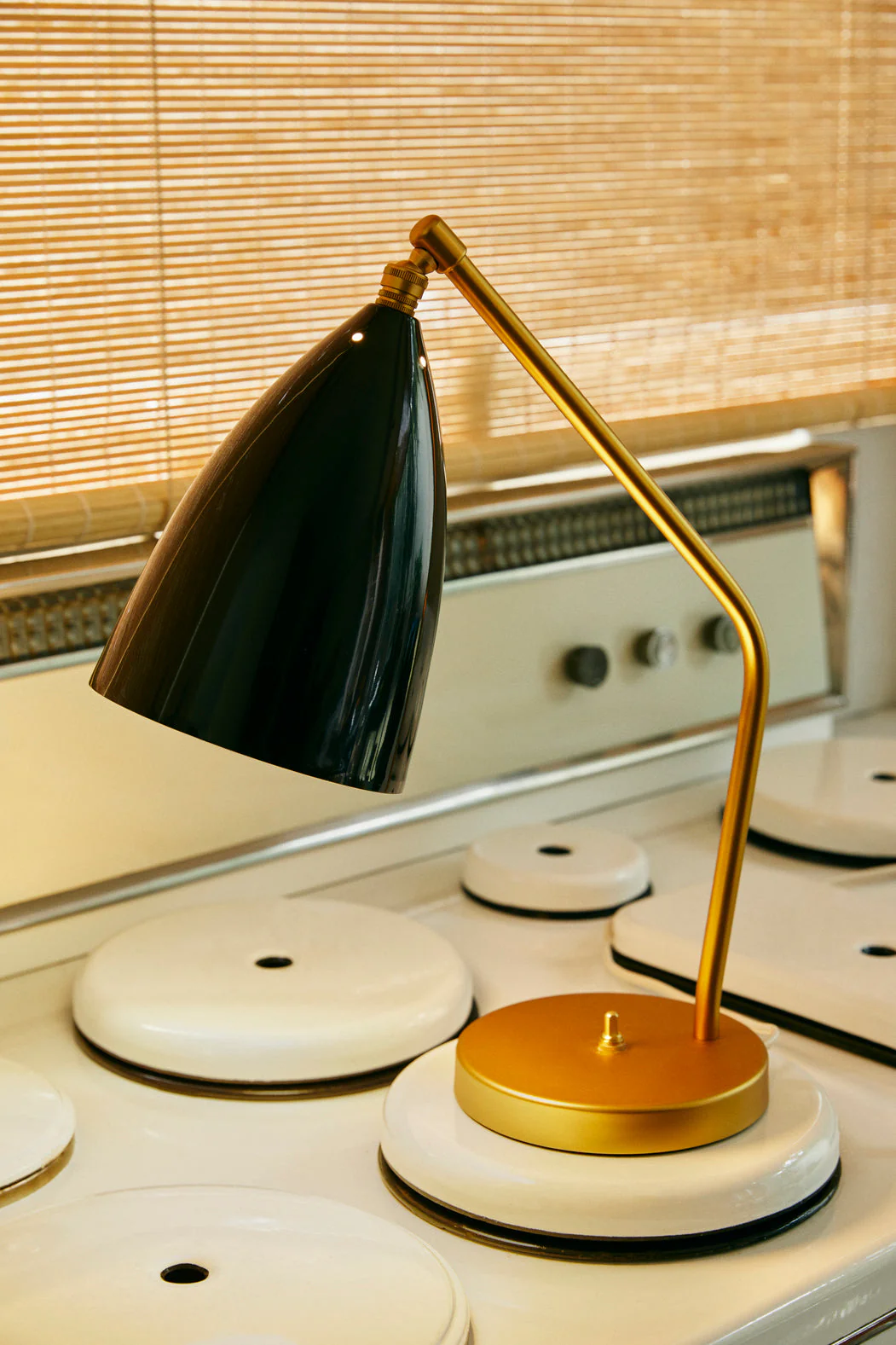 Lampa stołowa GRÄSHOPPA czarny klosz ze złotą podstawą - Image 3