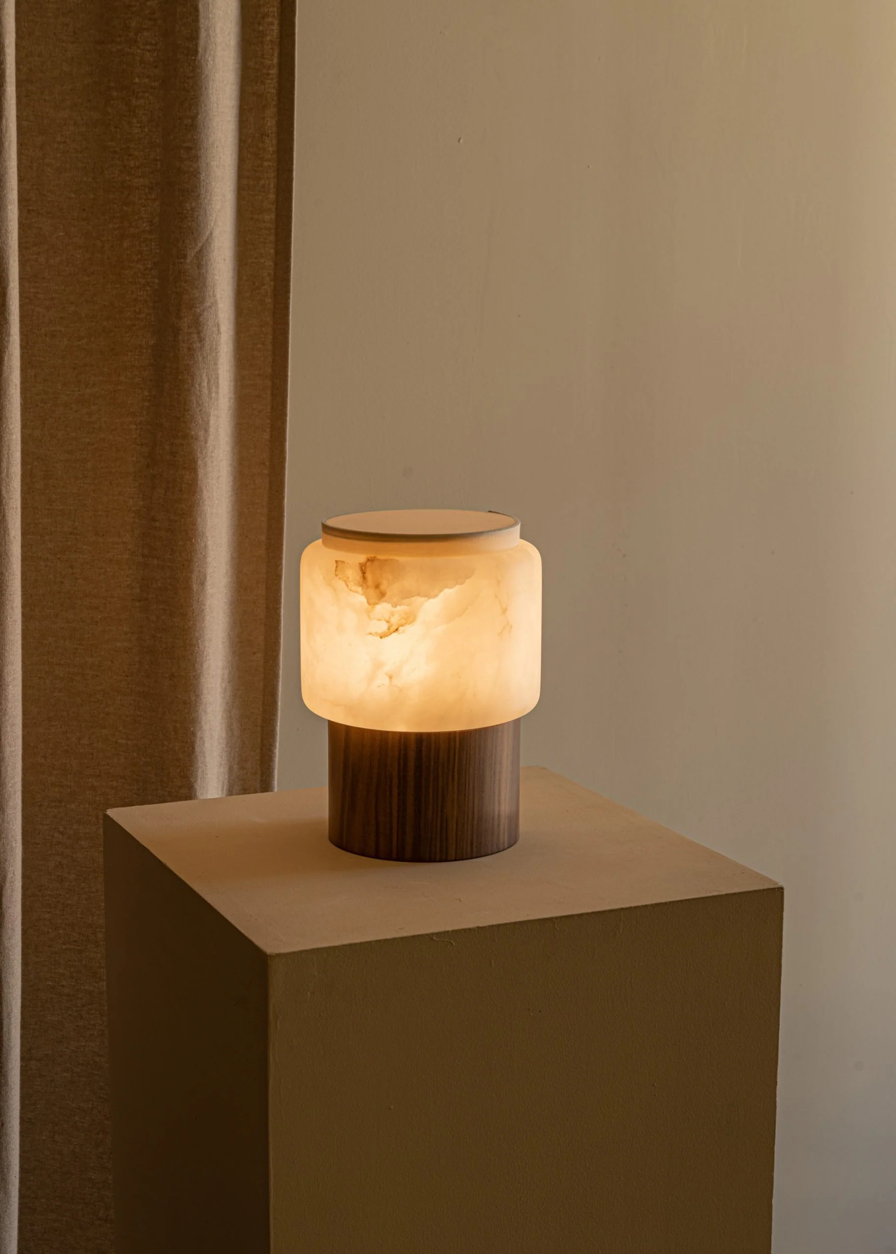Lampa przenośna LANTERNO biały alabaster z drewnianą podstawą - Image 2